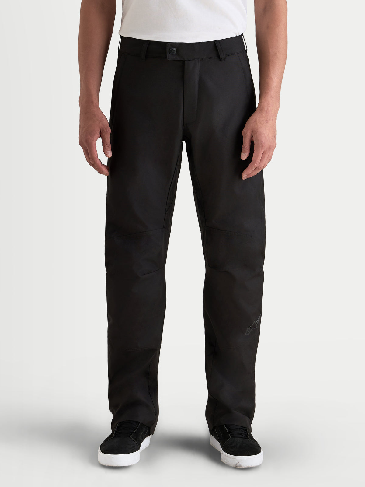 Alpinestars C-1 Waterproof Pantaloni, pantaloni da moto urban contemporary da uomo, colore nero, vista frontale su un modello che indossa una maglietta bianca, caratterizzati da una resistente struttura in tessuto tecnico e design dal taglio dritto