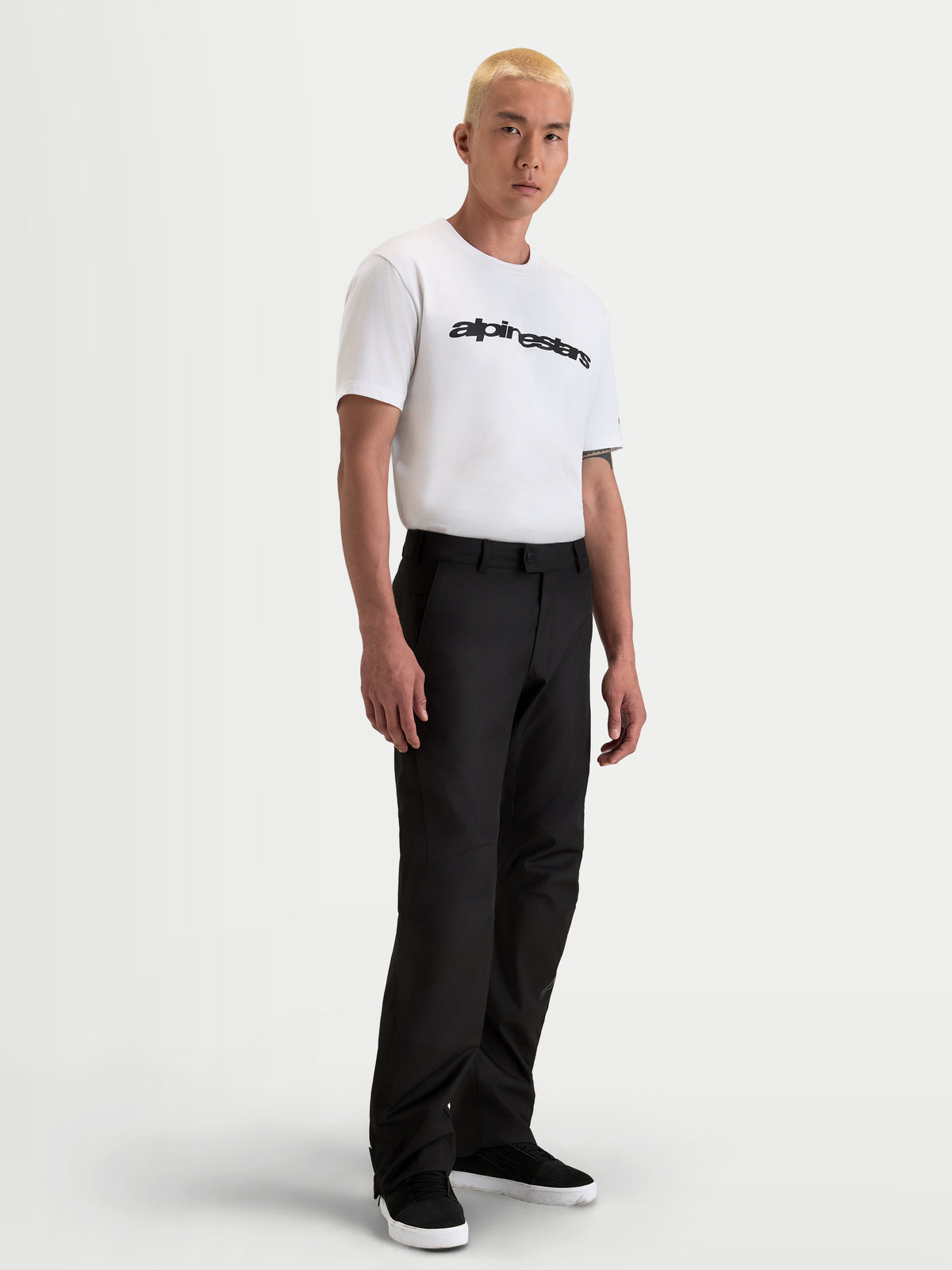 Alpinestars C 1 Waterproof Pantaloni, pantaloni da moto impermeabili da uomo, nero, taglio dritto, indossati da un modello