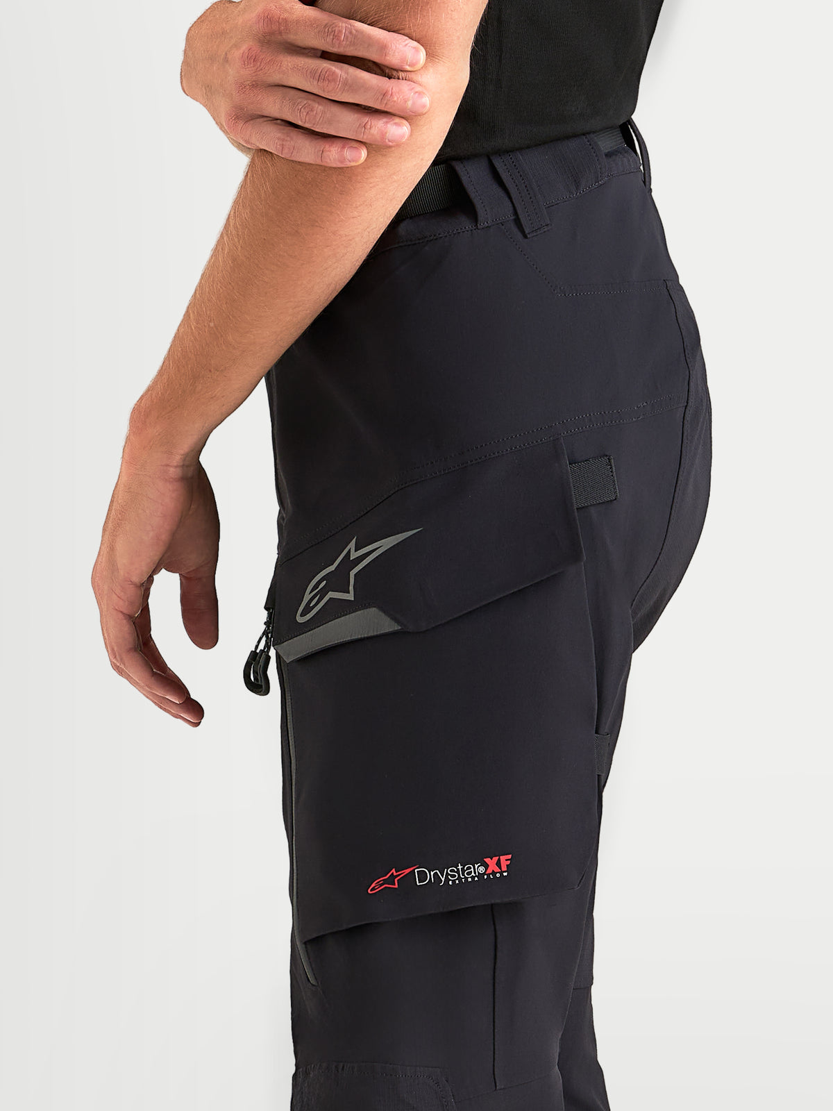 Alpinestars Maxdura Drystar XF Laminated Pantaloni, pantaloni da moto adventure da uomo, nero e grigio scuro, vista laterale con tasca cargo impermeabile, logo Astar riflettente e branding Drystar XF