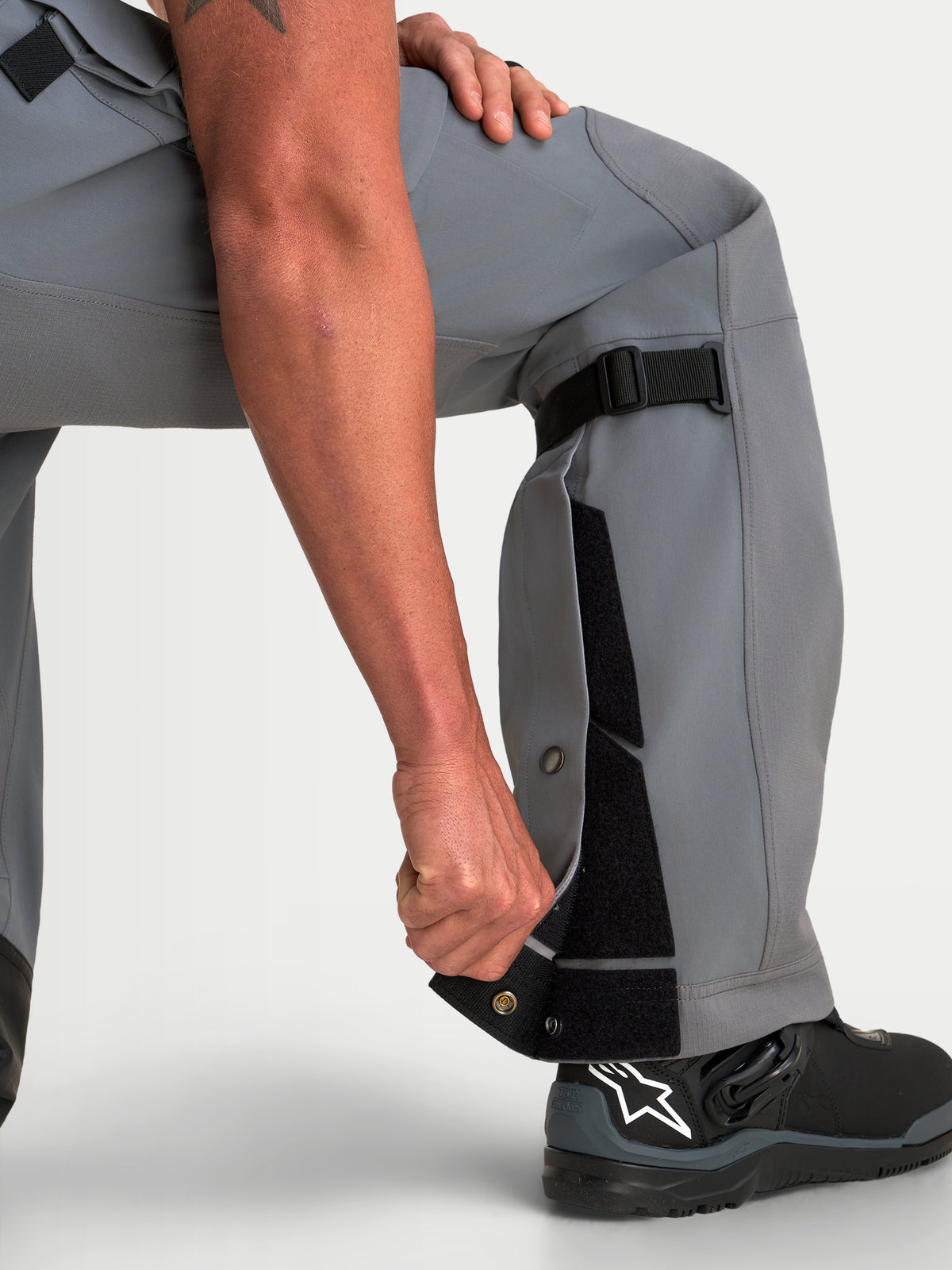 Alpinestars Maxdura Drystar XF Laminated Pantaloni, pantaloni da moto adventure da uomo in grigio scuro e nero, con dettaglio della costruzione inferiore della gamba regolabile e vestibilità over-the-boot con stivali da moto neri