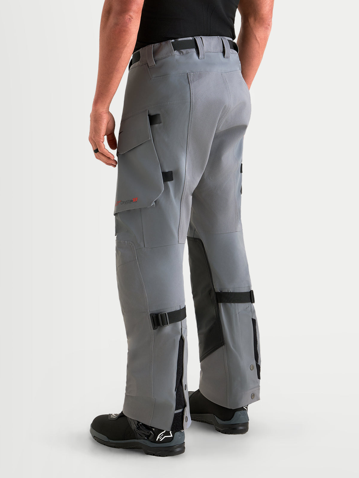 Alpinestars Maxdura Drystar XF Laminated Pantaloni, pantaloni da moto adventure da uomo, grigio scuro e nero, vista posteriore su modello con tasche cargo e parte inferiore della gamba regolabile