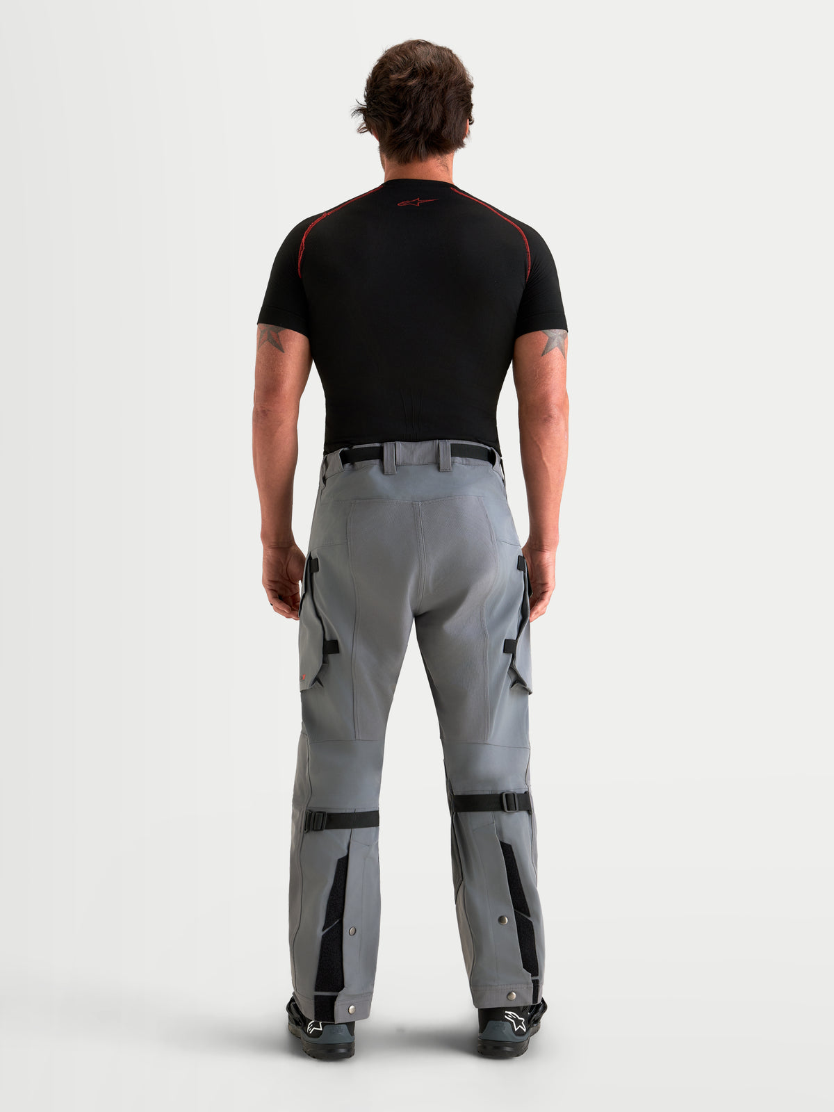 Alpinestars Maxdura Drystar XF Laminated Pantaloni, pantaloni da moto adventure da uomo in grigio scuro, vista posteriore che mostra la struttura tessile impermeabile, la cintura in vita integrata e la parte inferiore delle gambe regolabile