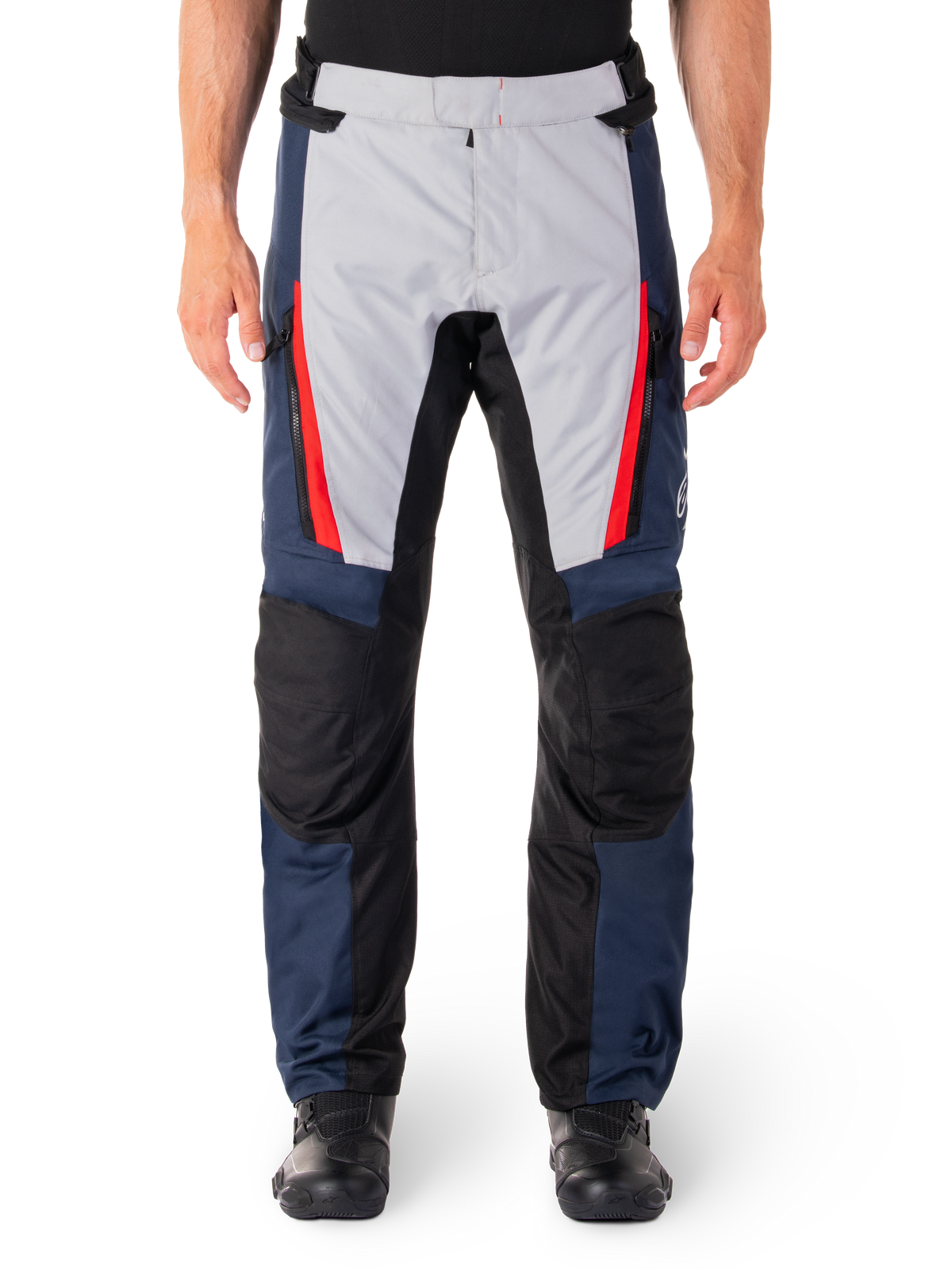 Alpinestars ST-1 Waterproof Pants, pantaloni da moto touring, blu scuro e grigio chiaro con dettagli rosso acceso, pannelli neri rinforzati sulle ginocchia, vista frontale con stivali neri, abbigliamento impermeabile per adventure touring