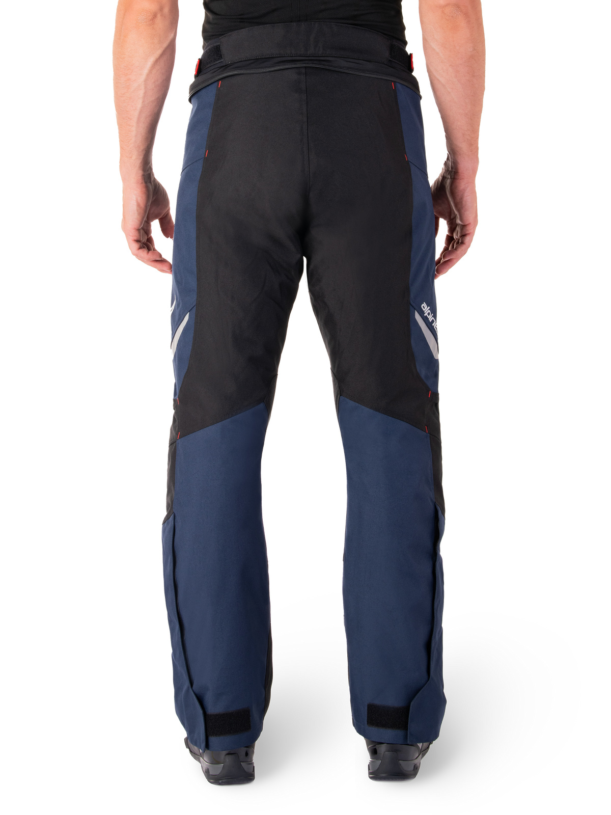 Pantaloni Alpinestars St-1 Waterproof, pantaloni da moto touring, blu scuro e nero con accenti rosso brillante, vista posteriore, design touring aerodinamico con robusta struttura in tessuto, loghi riflettenti e chiusure regolabili alle caviglie.