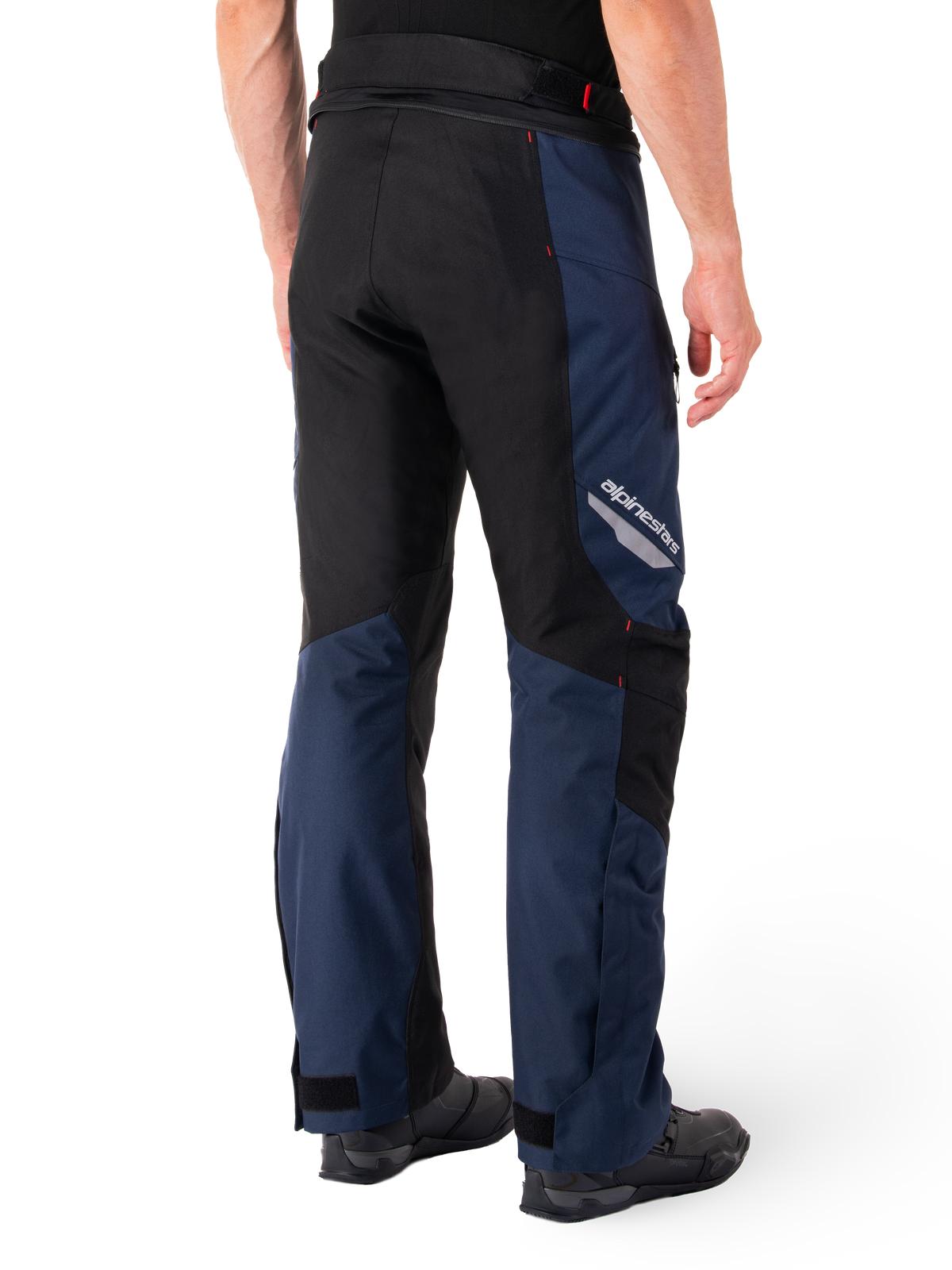 Pantaloni Alpinestars St-1 Waterproof, blu scuro, nero e rosso brillante, vista posteriore con pannelli neri a contrasto, logo Alpinestars riflettente sulla coscia laterale, vestibilità ergonomica per il touring motociclistico