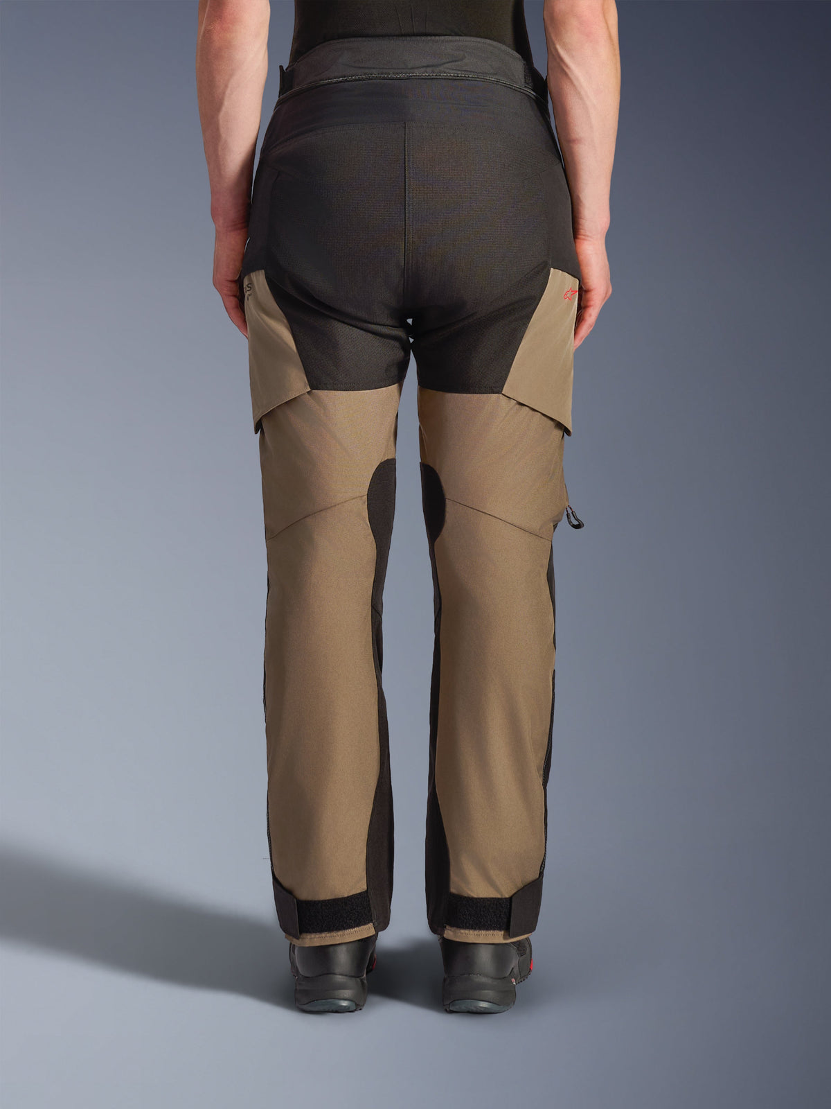 Pantaloni Alpinestars Andes V4 Drystar®, pantaloni da moto adventure touring, Walnut e nero, vista posteriore con pannelli neri rinforzati sulla seduta, dettaglio logo rosso e chiusure regolabili alle caviglie.
