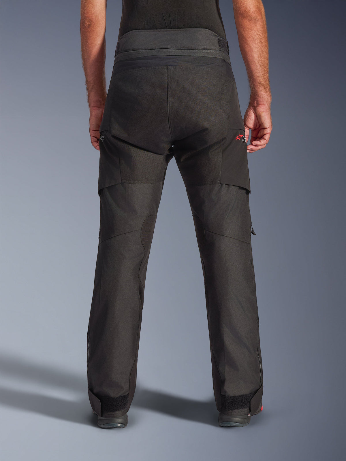 Alpinestars Pantaloni Andes V4 Drystar® - Long, pantaloni da moto adventure neri, vista posteriore, con pannelli rinforzati sulla seduta, logo Astar rosso e cinturini regolabili alle caviglie per una vestibilità sicura.