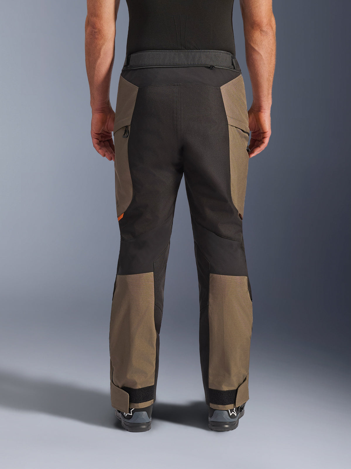 Pantaloni Alpinestars Cusco Drystar®, pantaloni da moto adventure, Walnut Black, vista posteriore sul modello, robusta costruzione in tessuto con pannelli color-block, orlo regolabile e dettaglio in vita con cerniera per touring e guida adventure