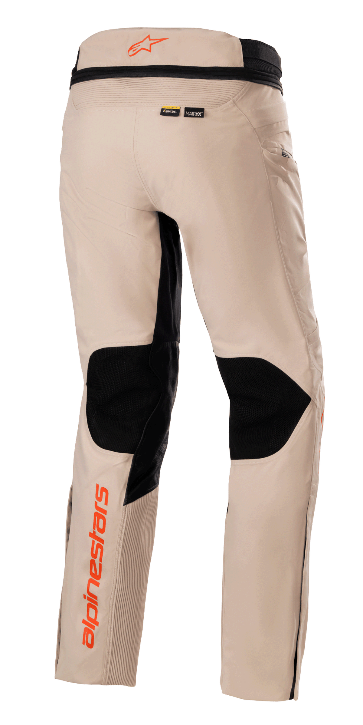 Alpinestars AMT-10R Drystar® XF Pants, pantaloni Adventure Touring, marrone chiaro, vista posteriore con ampi pannelli in rete nera sul retro delle ginocchia, loghi Alpinestars arancioni sulla fascia in vita e sulla parte inferiore della gamba, e marchi dei materiali Kevlar e MATRYX.