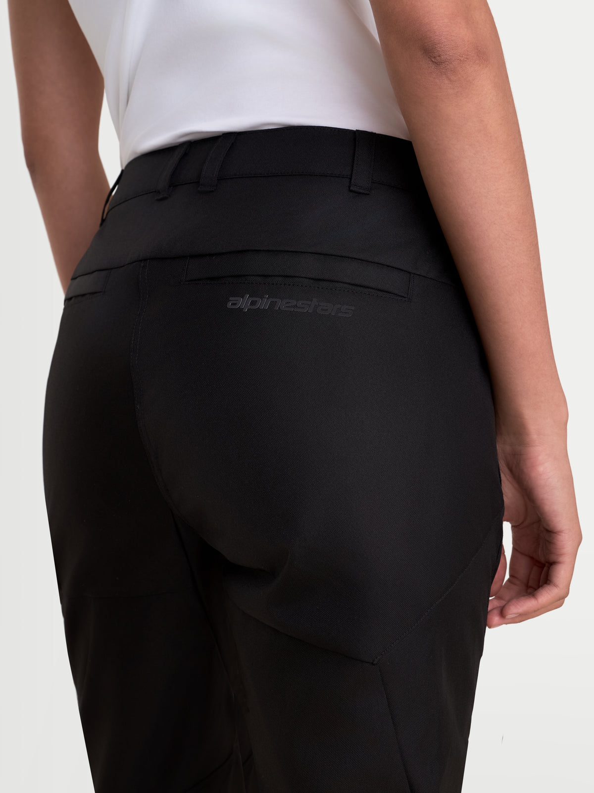 Alpinestars Stella C 1 Waterproof Pantaloni, pantaloni da moto urbani da donna, colore nero, vista posteriore con passanti per cintura, tasche posteriori a sovrapposizione e marchio Alpinestars tono su tono