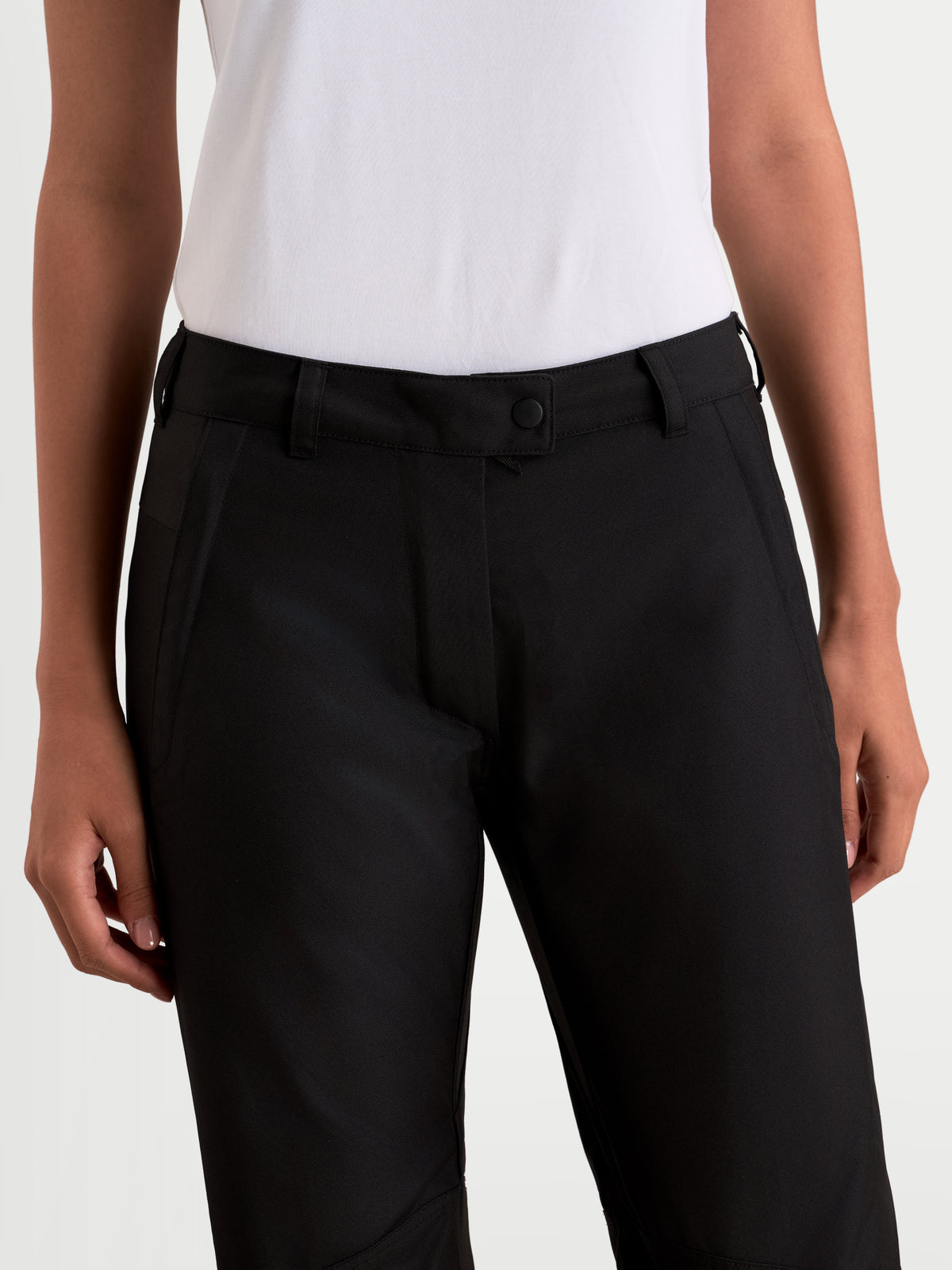 Stella C 1 Waterproof Pantaloni, pantaloni da moto urbani da donna in colore nero, vista ravvicinata focalizzata sulla vita e sul design dei passanti per cintura indossati da una modella
