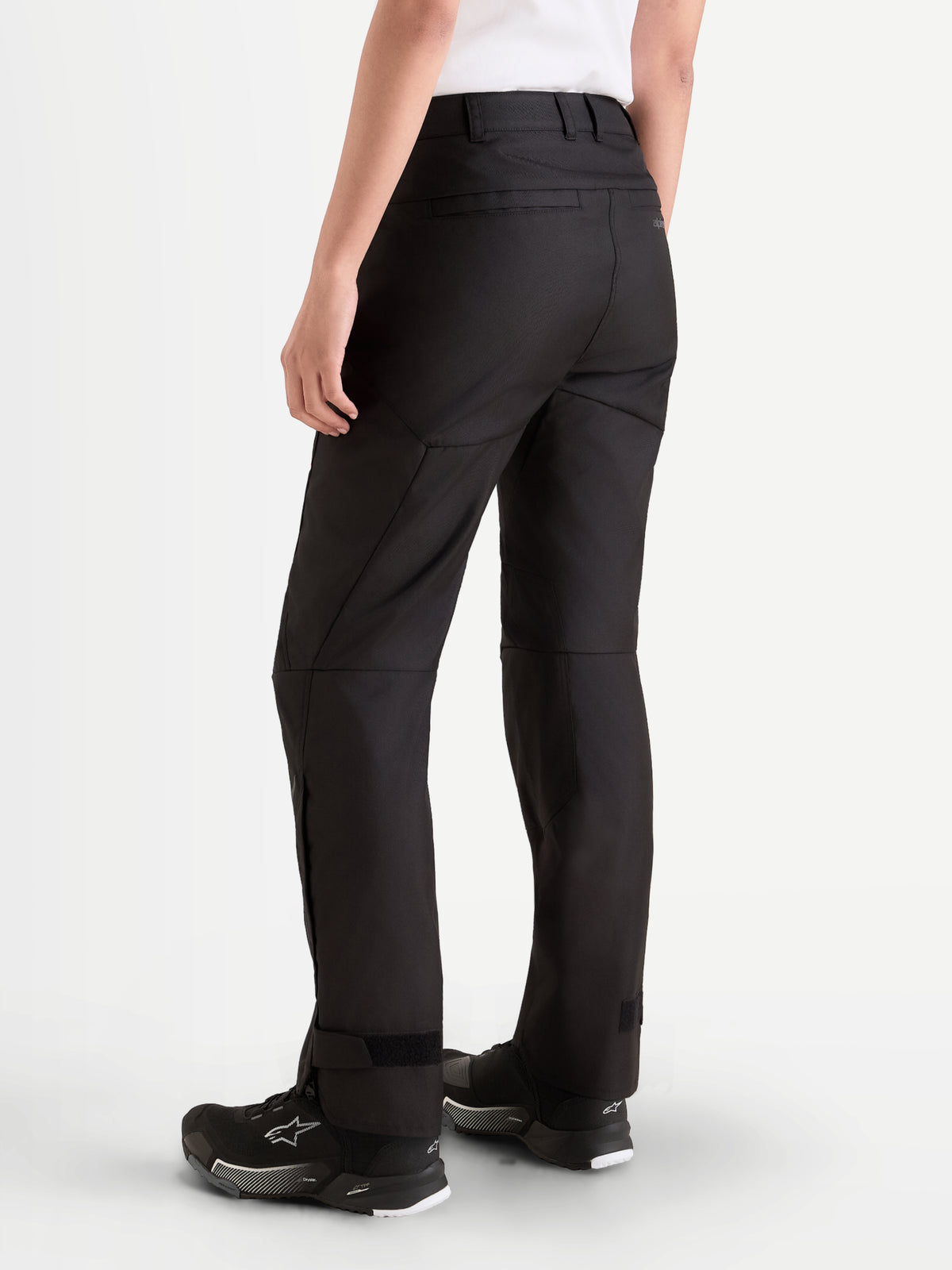 Alpinestars Stella C-1 Waterproof Pantaloni, pantaloni da moto urbani da donna, colore nero, vista posteriore a tre quarti con struttura in tessuto resistente e vestibilità dritta indossati da una modella