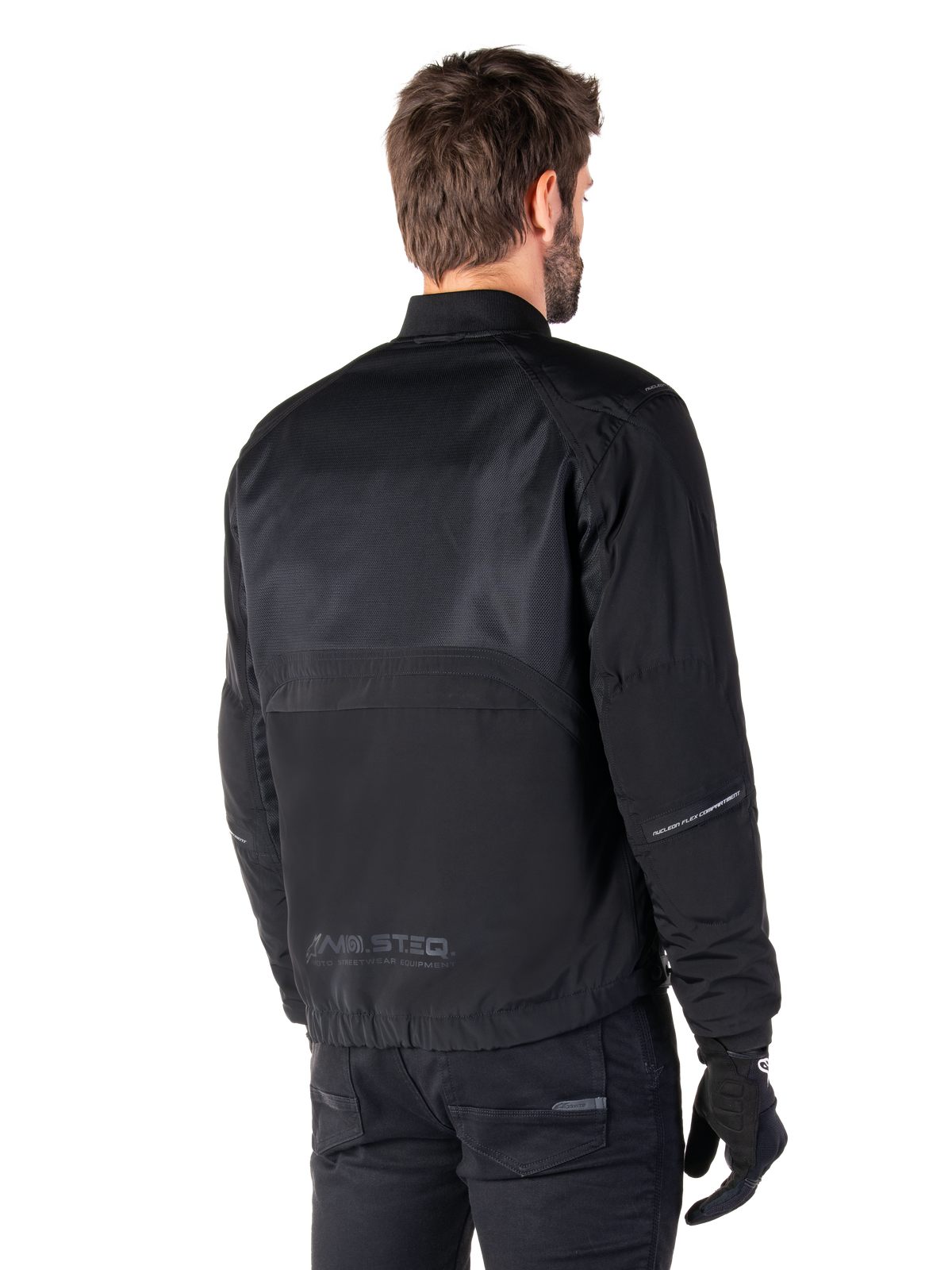 Alpinestars Mootant Waterproof Parka, giacca da moto nera, vista posteriore, con pannelli superiori in mesh e marchio MO.ST.EQ. Moto Streetwear Equipment, design urban contemporaneo per la guida su strada