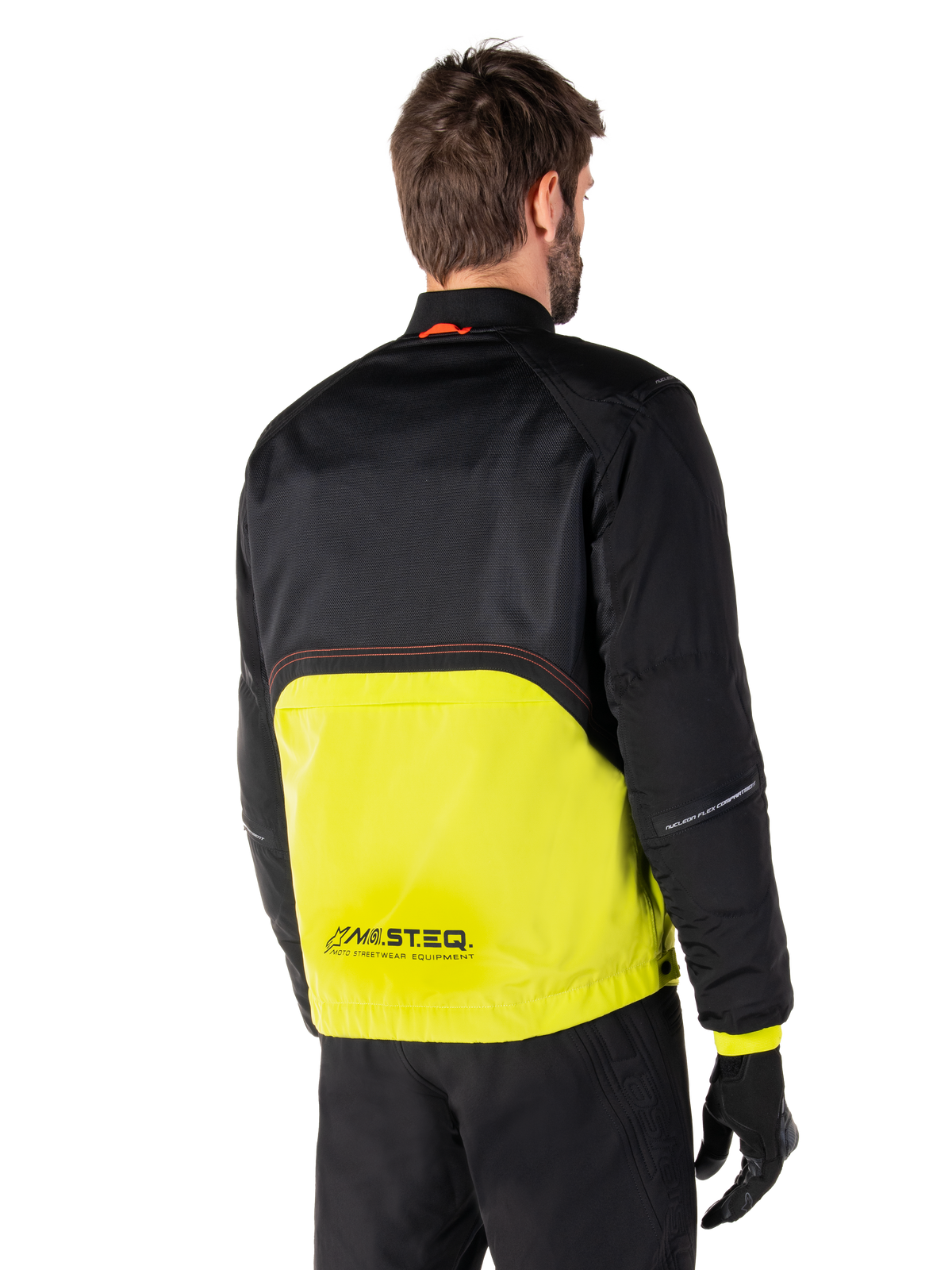 Alpinestars Mootant Waterproof Parka, giacca da moto, Lime Punch e nero, vista posteriore con parte superiore in rete nera e sezione inferiore verde lime brillante, marchio MO.ST.EQ., indossata con pantaloni e guanti da moto neri