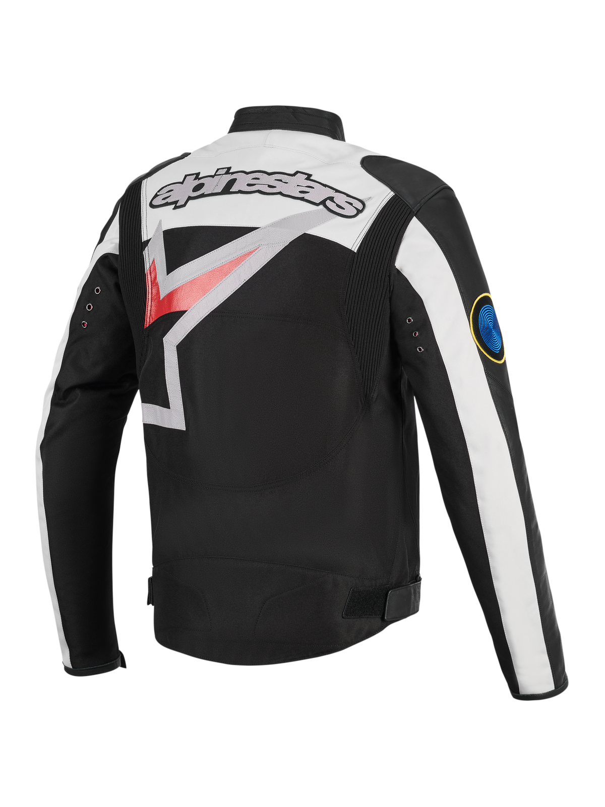 Giacca Alpinestars Axton, giacca da moto, nero, bianco panna e rosso acceso, vista posteriore con grande logo Alpinestars avvolgente, pannelli a fisarmonica sulle spalle e dettagli con occhielli in metallo, estetica racing di ispirazione vintage.