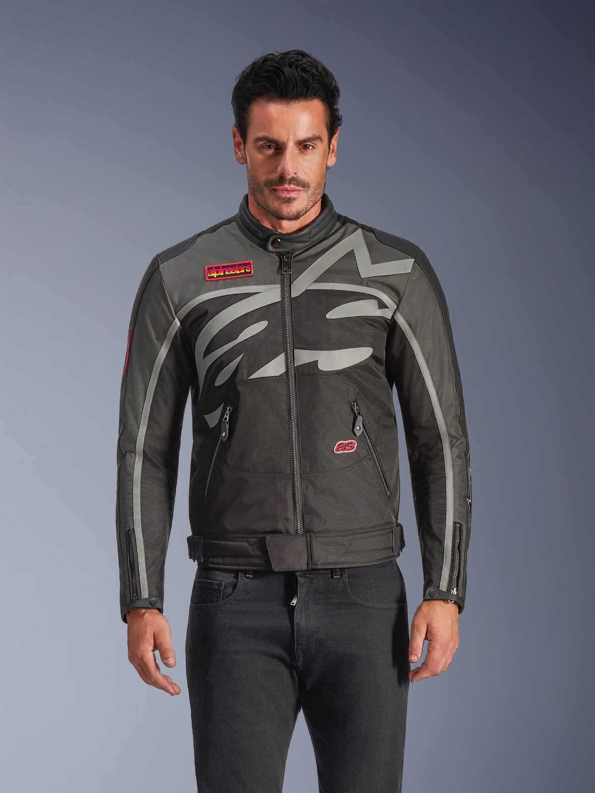 Alpinestars Axton Jacket, giacca da moto urbana da uomo, nero e antracite con accenti rossi, con una grande grafica grigio chiaro avvolgente, patch con logo rosso sul petto e sulla tasca, zip frontale e polsini con cerniera, design racing d'ispirazione vintage per uso stradale