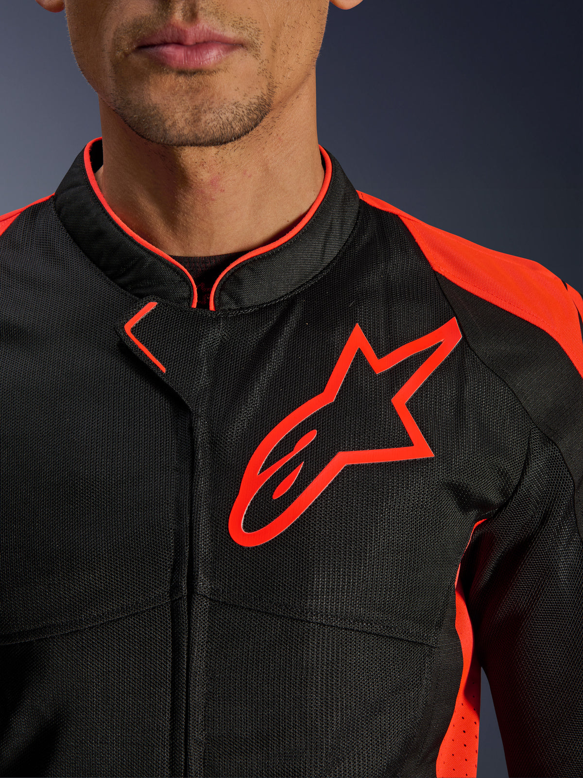 Giacca Alpinestars Viper Air V4 in Red Fluo Black, vista ravvicinata del torace e del colletto, con costruzione in mesh tecnico nero, logo Alpinestars rosso in evidenza e vivaci accenti rossi sulle spalle