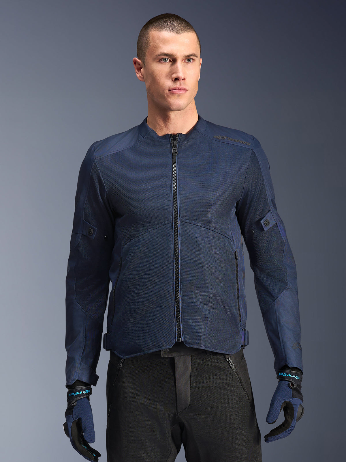 Alpinestars Giacca C-1 Air, giacca da moto urban da uomo, blu, in tessuto e rete ventilata, certificata CE, indossata da un modello.