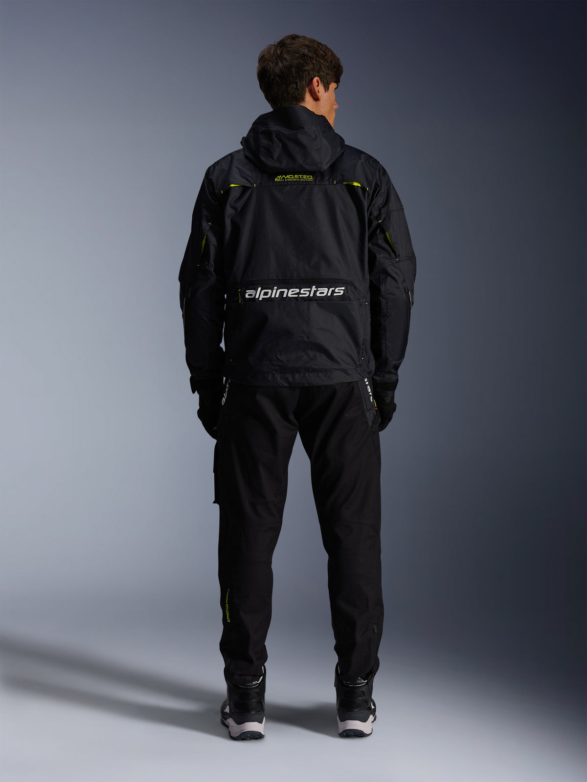Alpinestars Giacca Mogress Air, giacca da moto urbana in tessuto nera e lime punch, vista posteriore con marchio bianco.