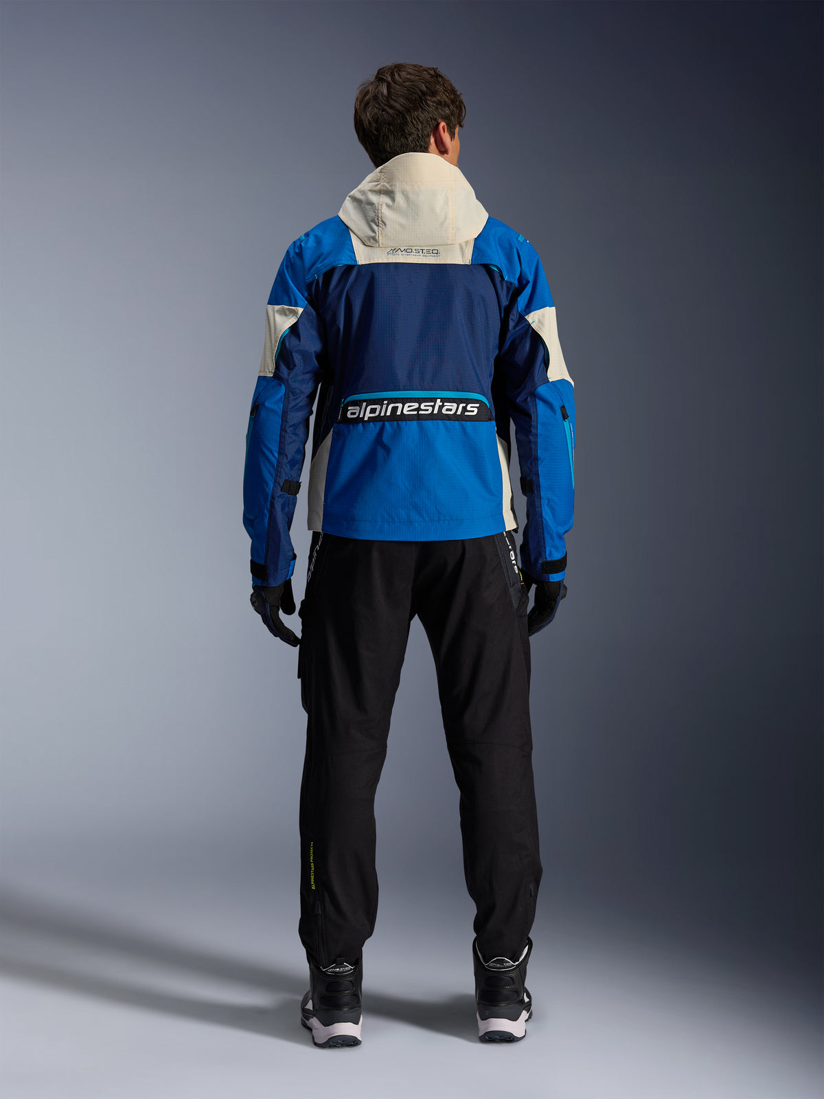 Giacca Alpinestars Mogress Air, giacca da moto urban da uomo, blu e mandorla, vista posteriore con cappuccio, certificata CE.