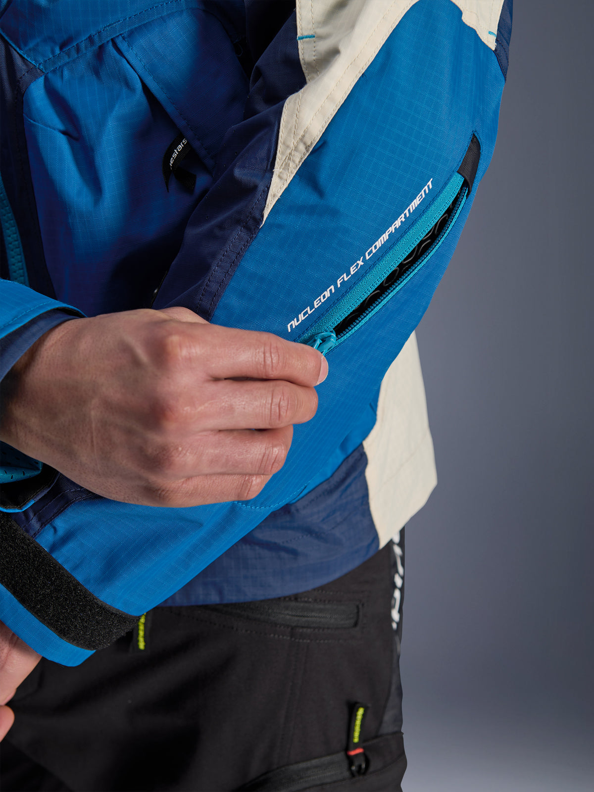 Alpinestars giacca Mogress Air, giacca moto urban, blu e mandorla, scomparto zip sulla manica per protezione Nucleon Flex.