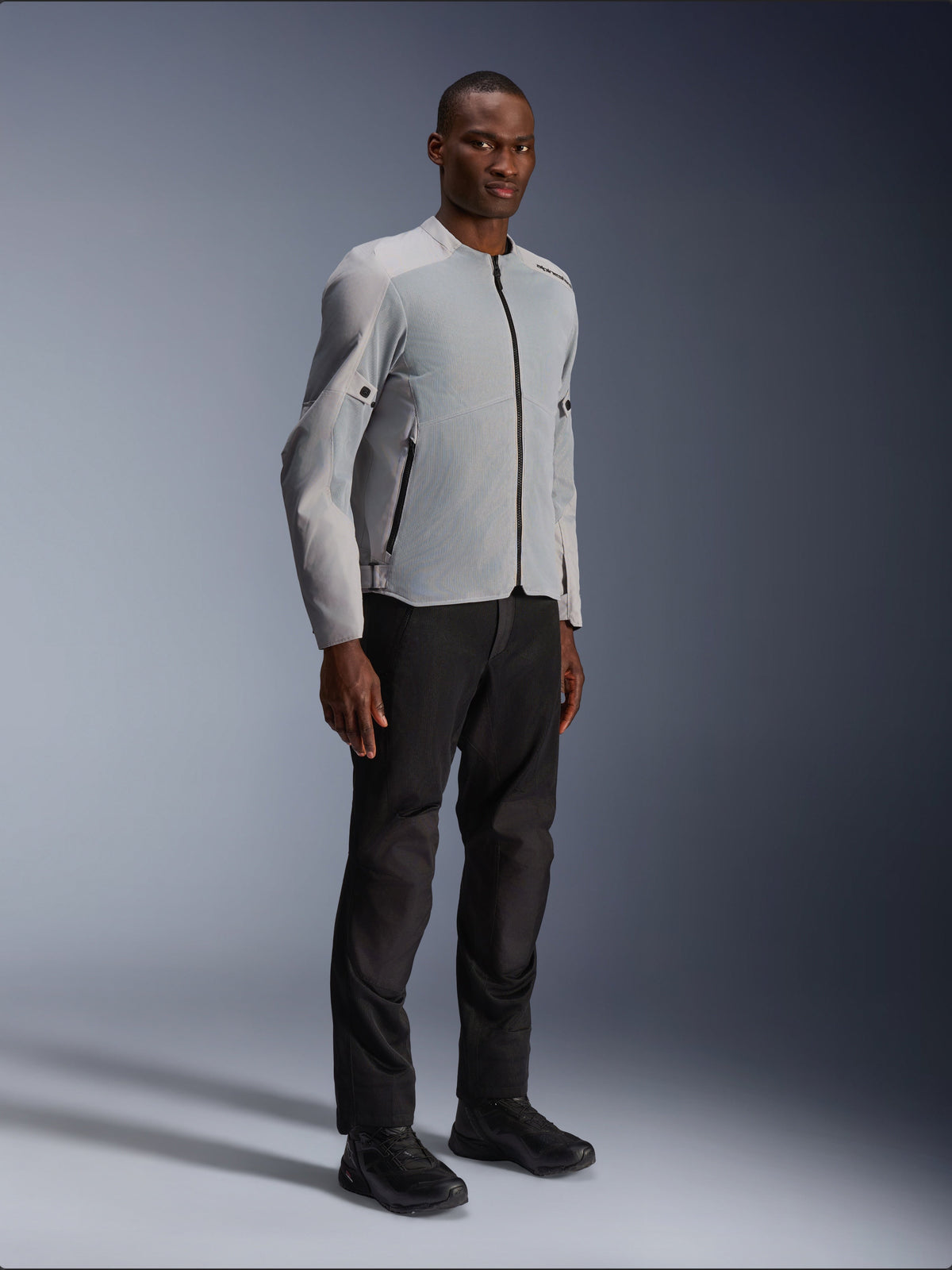 Giacca Alpinestars C-1 Air in argento e grigio, giacca da moto urban, struttura leggera in tessuto e mesh, indossata con pantaloni da moto neri e calzature nere, design pulito e contemporaneo per la guida in città