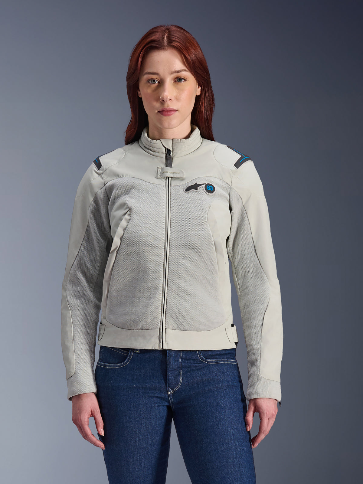 Alpinestars Stella Circal-1 Air Jacket, giacca da moto da donna, grigio Metal Gray con dettagli Methyl Blue, pannelli in mesh per il flusso d'aria, parte anteriore con zip e colletto alla coreana, indossata da una modella su jeans blu scuro