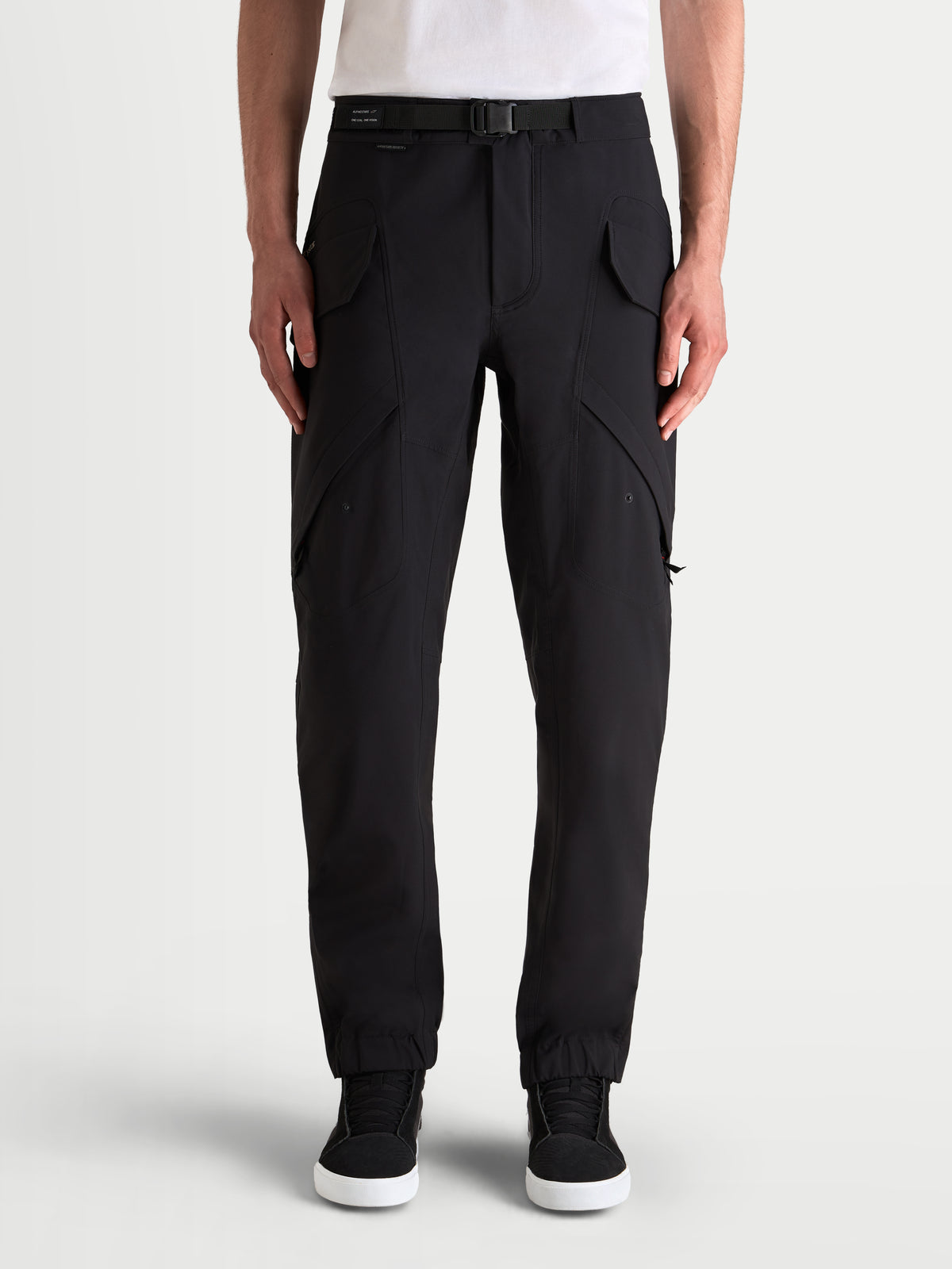 Alpinestars Juggernaut V 2 Drystar Pantaloni, pantaloni da moto urban contemporanei da uomo, colore nero, vista anteriore su un modello con tasche cargo multiuso e cintura regolabile