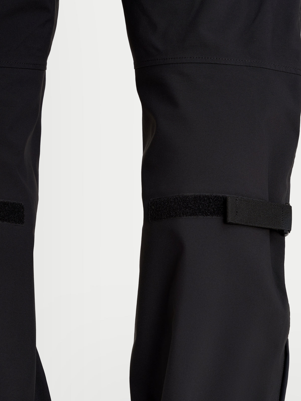 Alpinestars Juggernaut V2 Drystar Pantaloni, pantaloni da moto urban impermeabili da uomo, colore nero, vista ravvicinata dei regolatori sulla parte inferiore della gamba e della struttura in tessuto tecnico