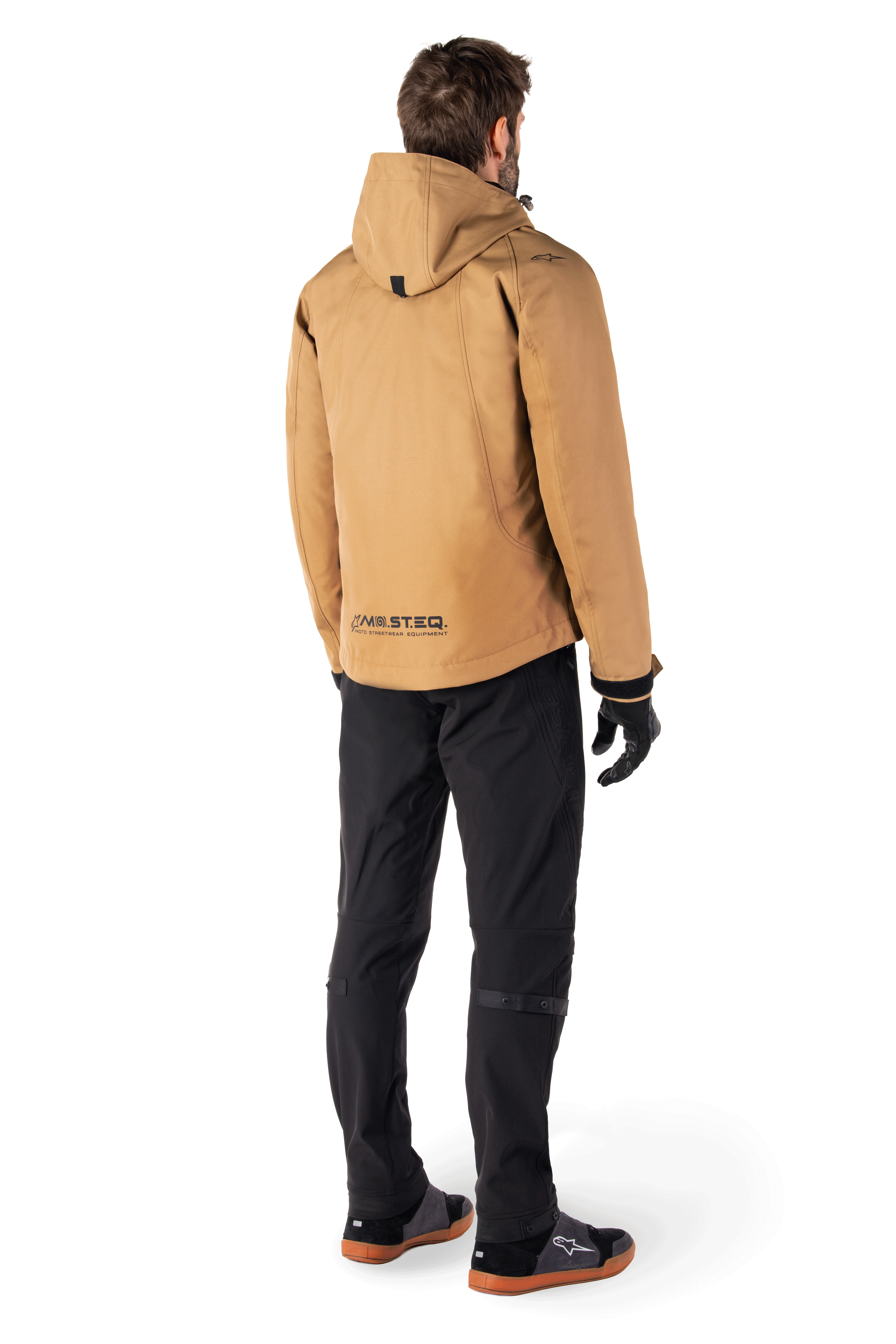 Alpinestars Alden Pants, Nero, pantaloni da moto urban, vestibilità regular con profilo sottile sotto il ginocchio, dettagli trapuntati sui lati e sul retro, costruzione in tessuto softshell, abbigliamento tecnico ispirato allo streetwear contemporaneo