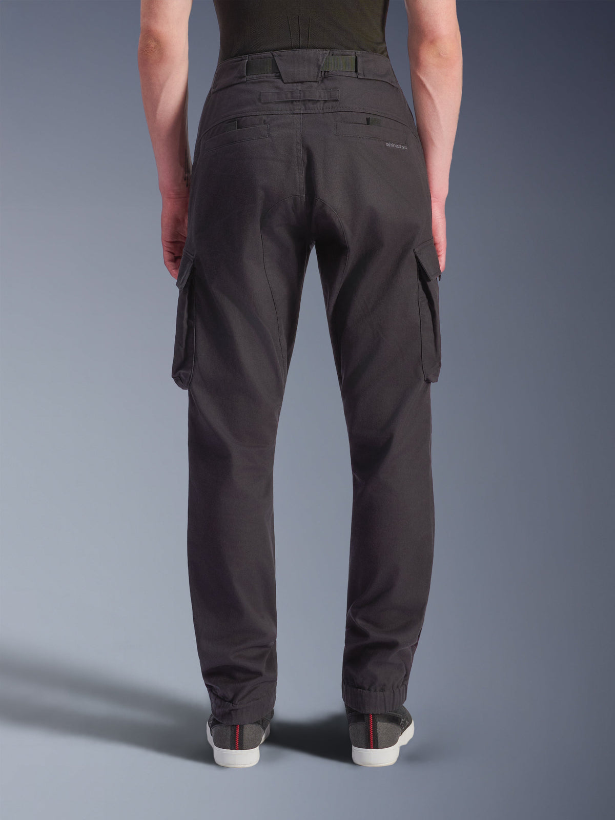 Alpinestars Pantaloni Cargo Flex-AST, nero, vista posteriore di pantaloni tecnici da moto con vestibilità regular affusolata e orli elasticizzati, ampie tasche cargo e branding discreto, progettati per la guida urbana.