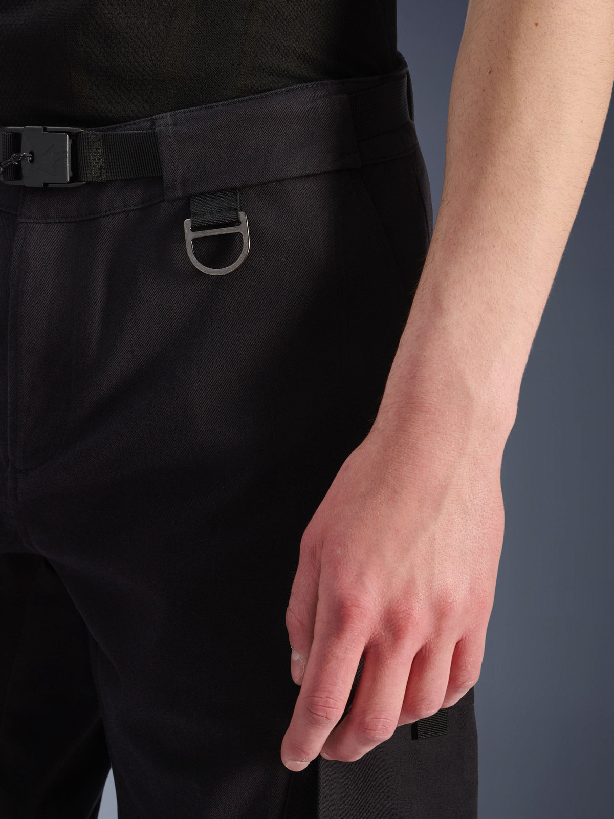 Alpinestars Flex-AST Cargo Pants - Short, nero, primo piano della zona vita che mostra la cintura integrata con fibbia, il dettaglio dell'anello a D in metallo e la costruzione in robusto tessuto tecnico.