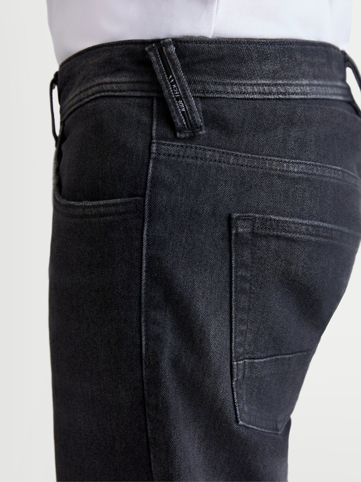 Alpinestars Flex Ast 8 Denim Pantaloni, jeans da moto urbani da uomo, nero slavato, vista laterale in primo piano che mostra il dettaglio della tasca e del passante per cintura con marchio