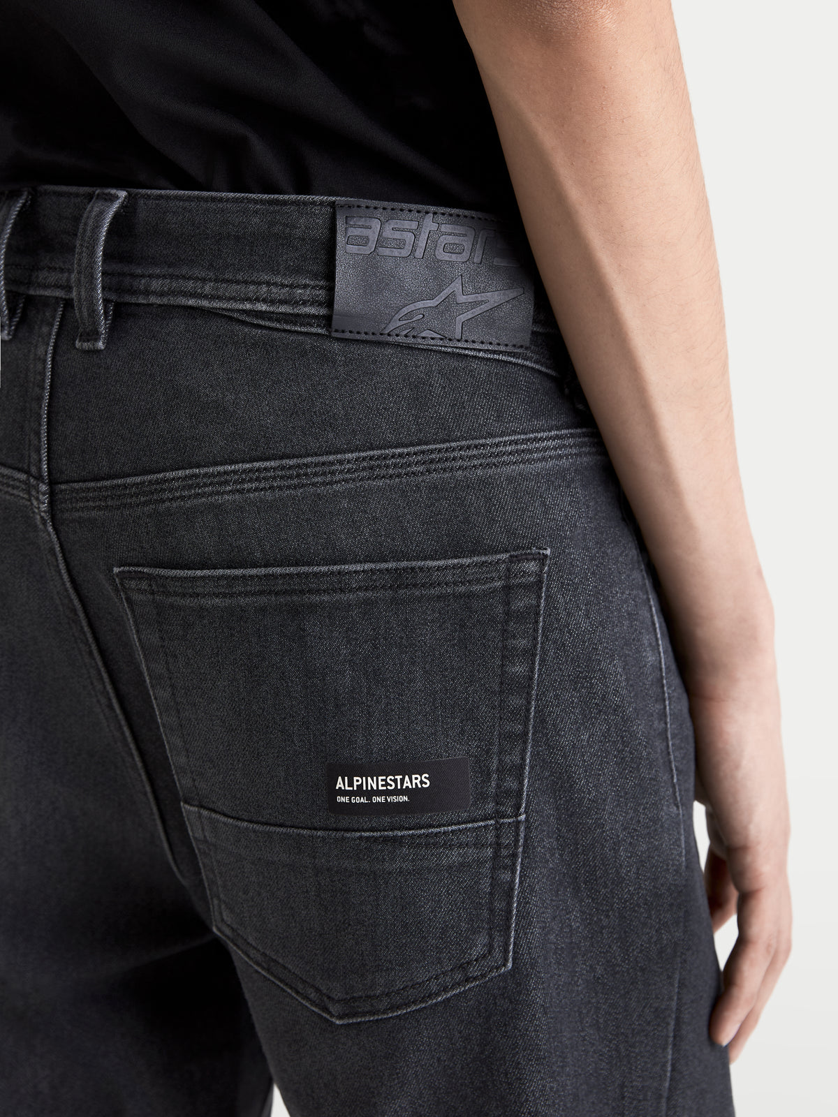 Alpinestars Flex Ast 7 Denim Pantaloni, jeans da moto urban da uomo, nero slavato, vista ravvicinata della tasca posteriore con etichetta in pelle e dettaglio del marchio Alpinestars