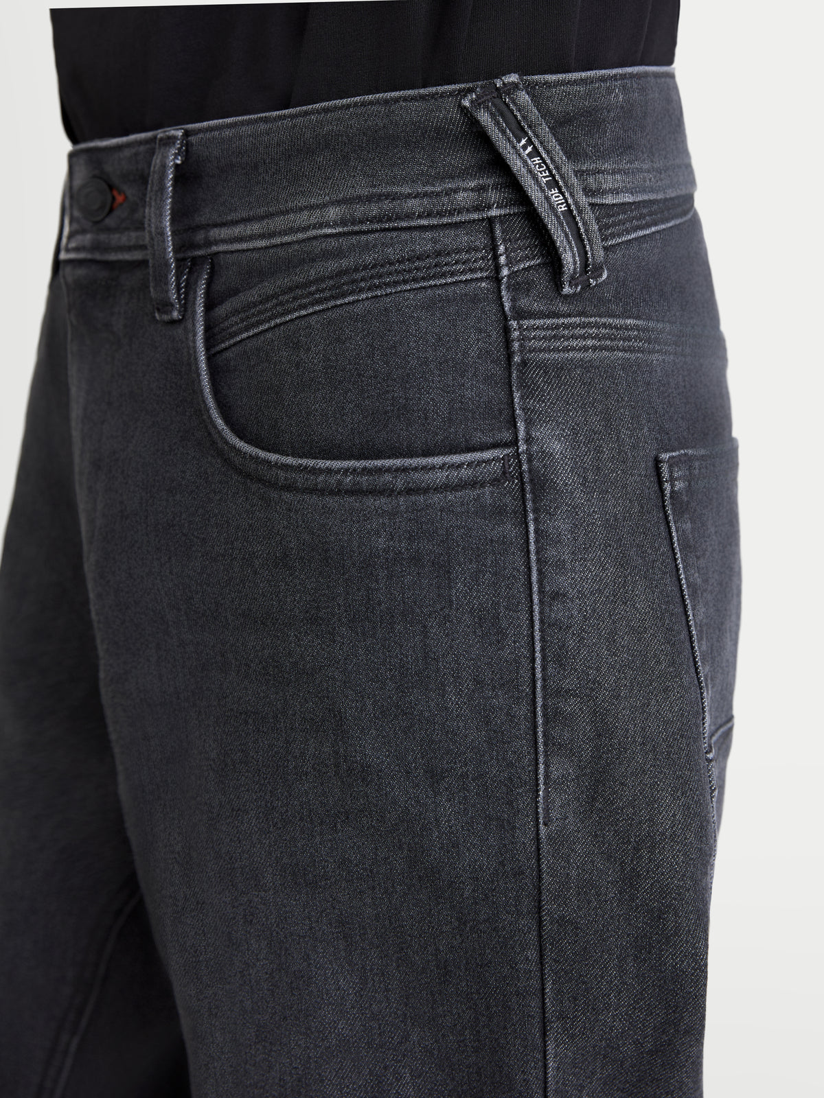 Alpinestars Flex Ast 7 Denim Pantaloni, jeans da moto urban da uomo, nero slavato, vista in primo piano della tasca anteriore e del dettaglio del passante per cintura con marchio