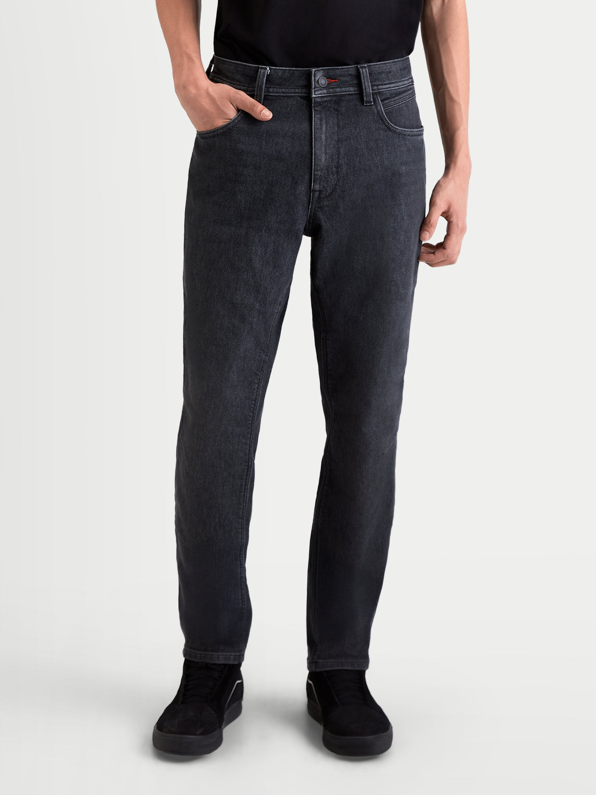 Alpinestars Flex Ast 7 Denim Pantaloni, jeans da moto urbani da uomo in nero slavato, con protezione certificata indossati da un modello