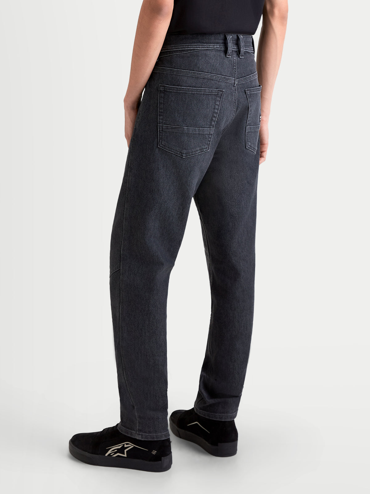 Alpinestars Pantaloni Flex Ast 7 Denim, jeans da moto urbani da uomo in nero slavato, vista posteriore con struttura in denim tecnico monostrato e design a cinque tasche indossati da un modello
