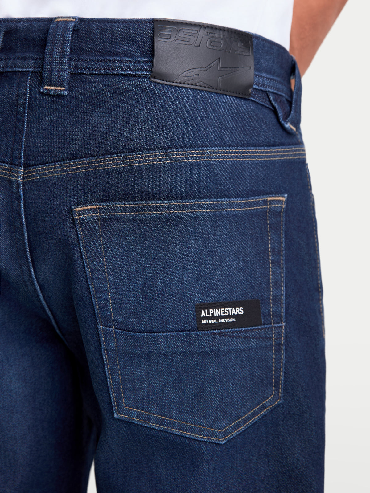 Alpinestars Flex Ast 7 Denim Pantaloni, pantaloni da moto urbani da uomo, blu scuro, vista posteriore ravvicinata che mostra la toppa in pelle in vita, le tasche posteriori con marchio Alpinestars e la struttura tecnica a strato singolo, certificati AA