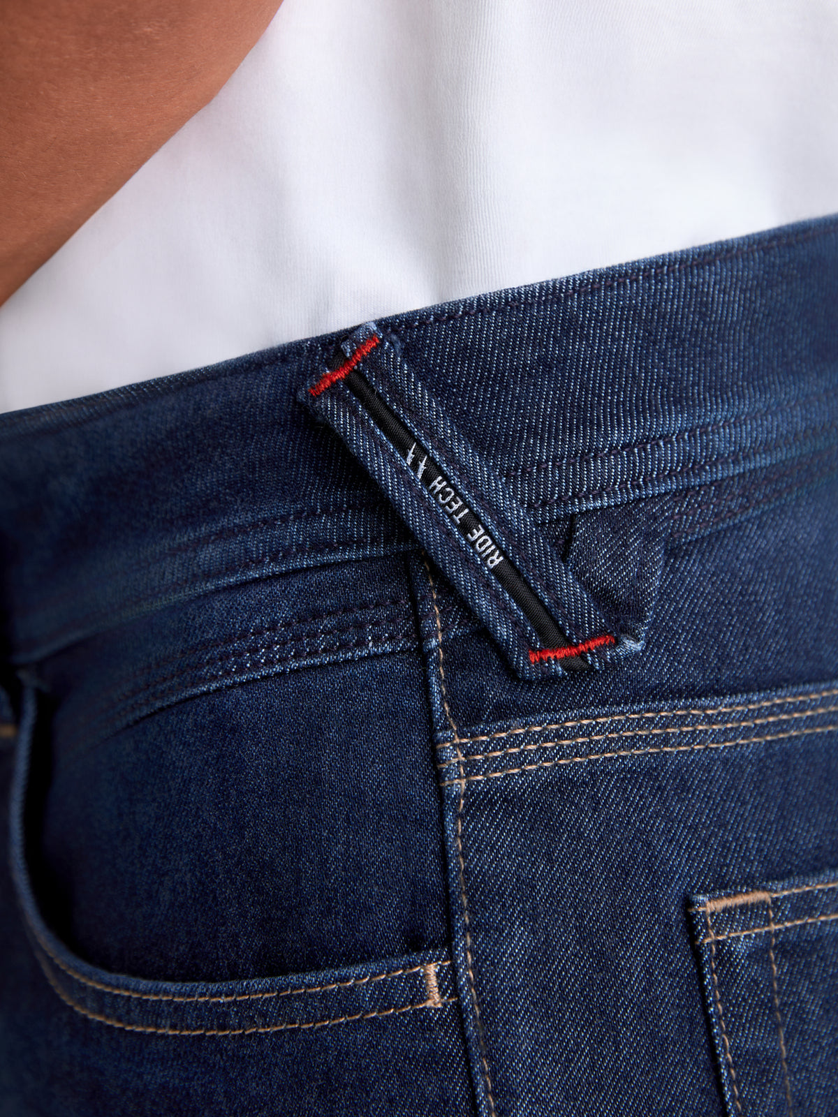 Alpinestars Flex Ast 7 Denim Pantaloni, pantaloni da moto urban, blu scuro, primo piano sul passante per cintura con marchio e dettagli di cuciture rinforzate