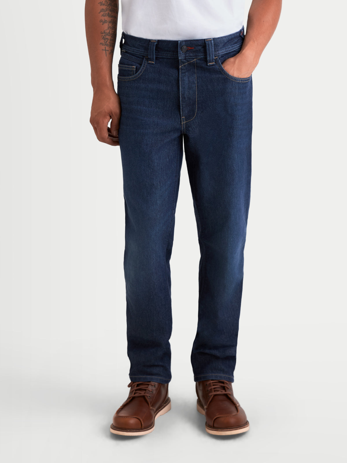 Alpinestars Flex Ast 7 Denim Pantaloni, jeans da moto urbani da uomo in blu scuro, vista anteriore su un modello con calzature casual, abbigliamento protettivo a strato singolo certificato AA
