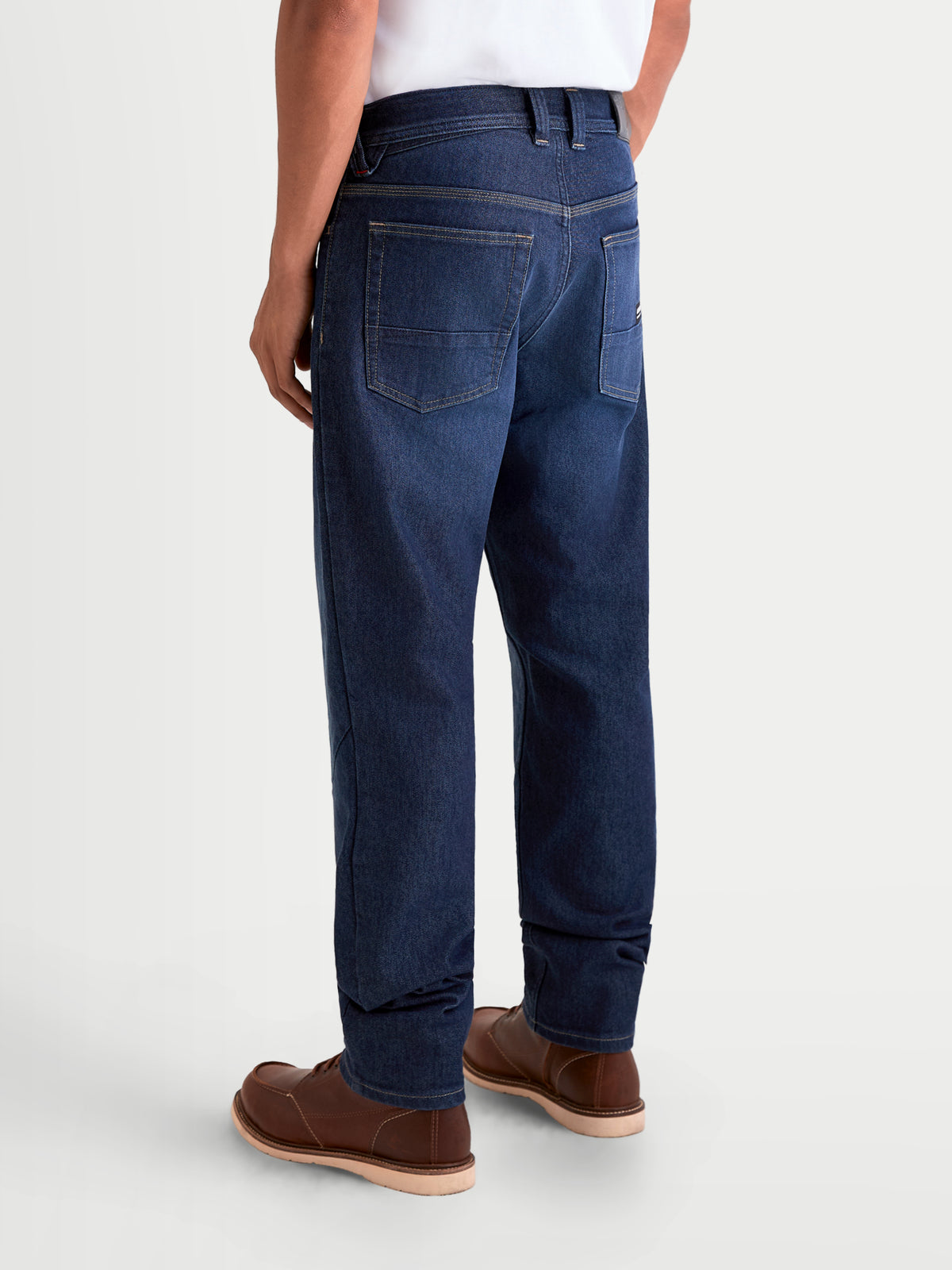 Alpinestars Flex Ast 7 Denim Pantaloni, pantaloni da moto urban da uomo, blu scuro, vista posteriore con costruzione in denim tecnico a strato singolo e tasche posteriori, indossati da un modello