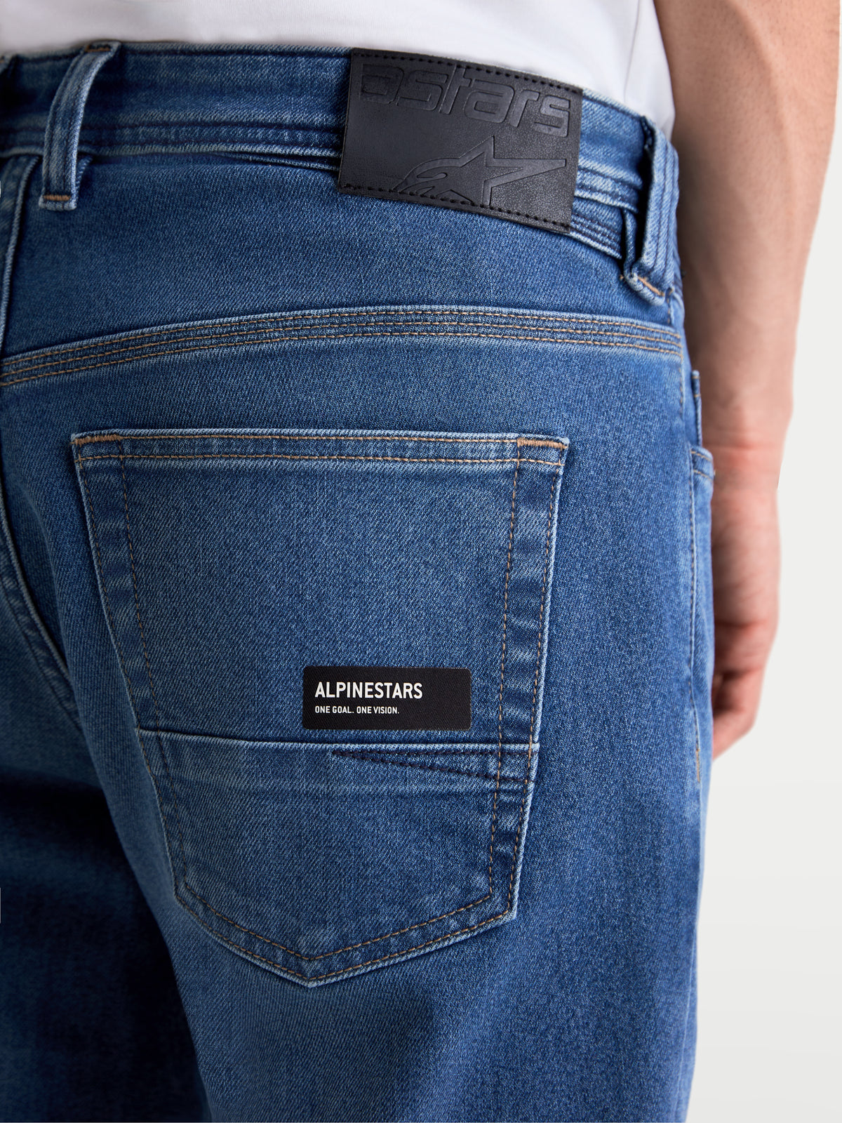 Alpinestars Flex Ast 7 Denim Pantaloni, jeans da moto urbani da uomo in azzurro, vista ravvicinata della tasca posteriore con marchio Alpinestars, etichetta posteriore in pelle e struttura in denim tecnico monostrato