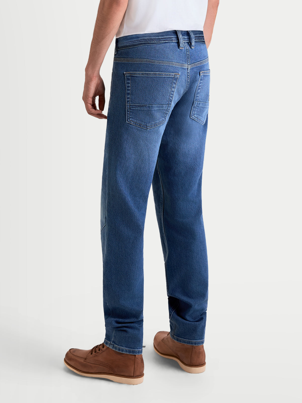Alpinestars Flex Ast 7 Denim Pantaloni, jeans da moto urbani da uomo in azzurro, vista posteriore che mostra la struttura in denim tecnico monostrato e la disposizione a cinque tasche indossati da un modello