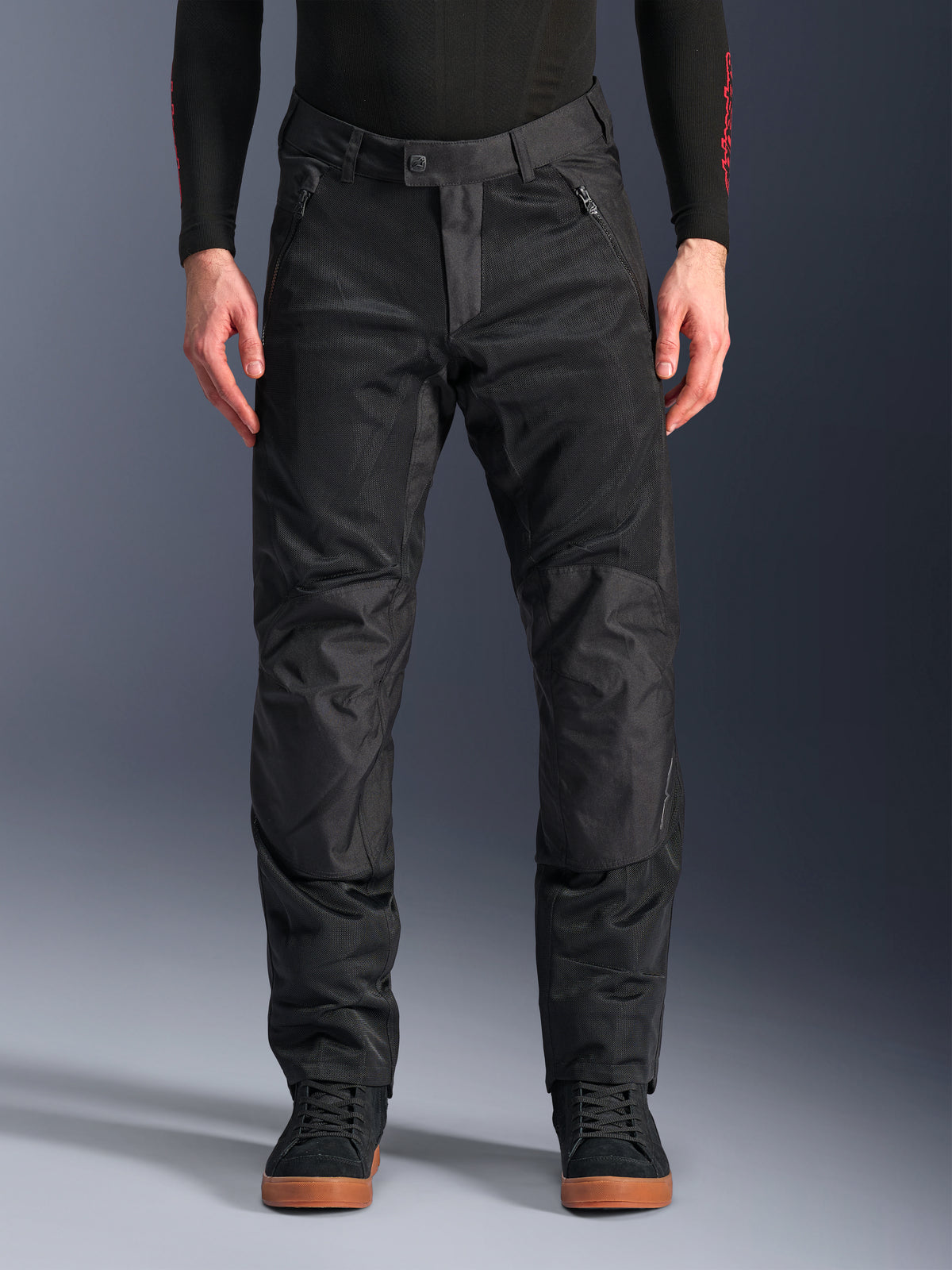 Alpinestars C-1 Air Pants, pantaloni moto in tessuto nero, abbigliamento urban con ampi pannelli in rete per la ventilazione, ginocchia rinforzate, tasche anteriori con zip e vestibilità sartoriale pulita