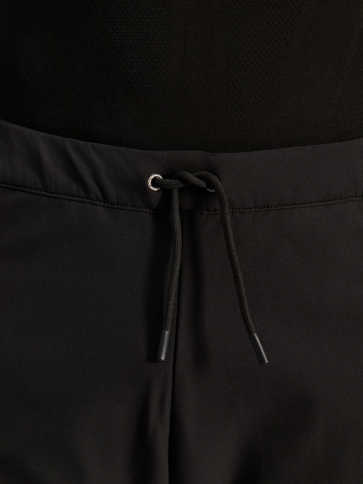 Alpinestars Pantaloni Aeroshell Airflow, Nero, primo piano della vita con cordoncino elastico interno regolabile e dettaglio dell'occhiello argentato, abbigliamento moto sport-touring