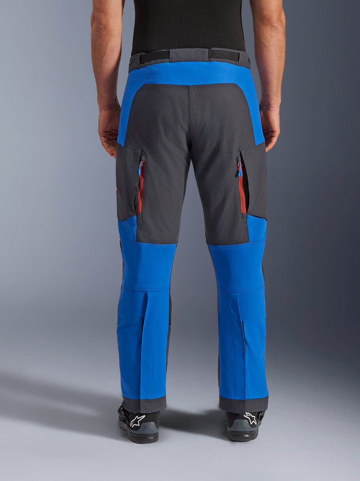 Pantaloni Alpinestars Maxdura Dual, pantaloni da moto adventure, blu reale e grigio scuro, vista posteriore con aperture di ventilazione verticali con zip sulle cosce e pannelli di rinforzo sulla seduta, design sopra lo stivale, abbigliamento tecnico per guida dual-sport