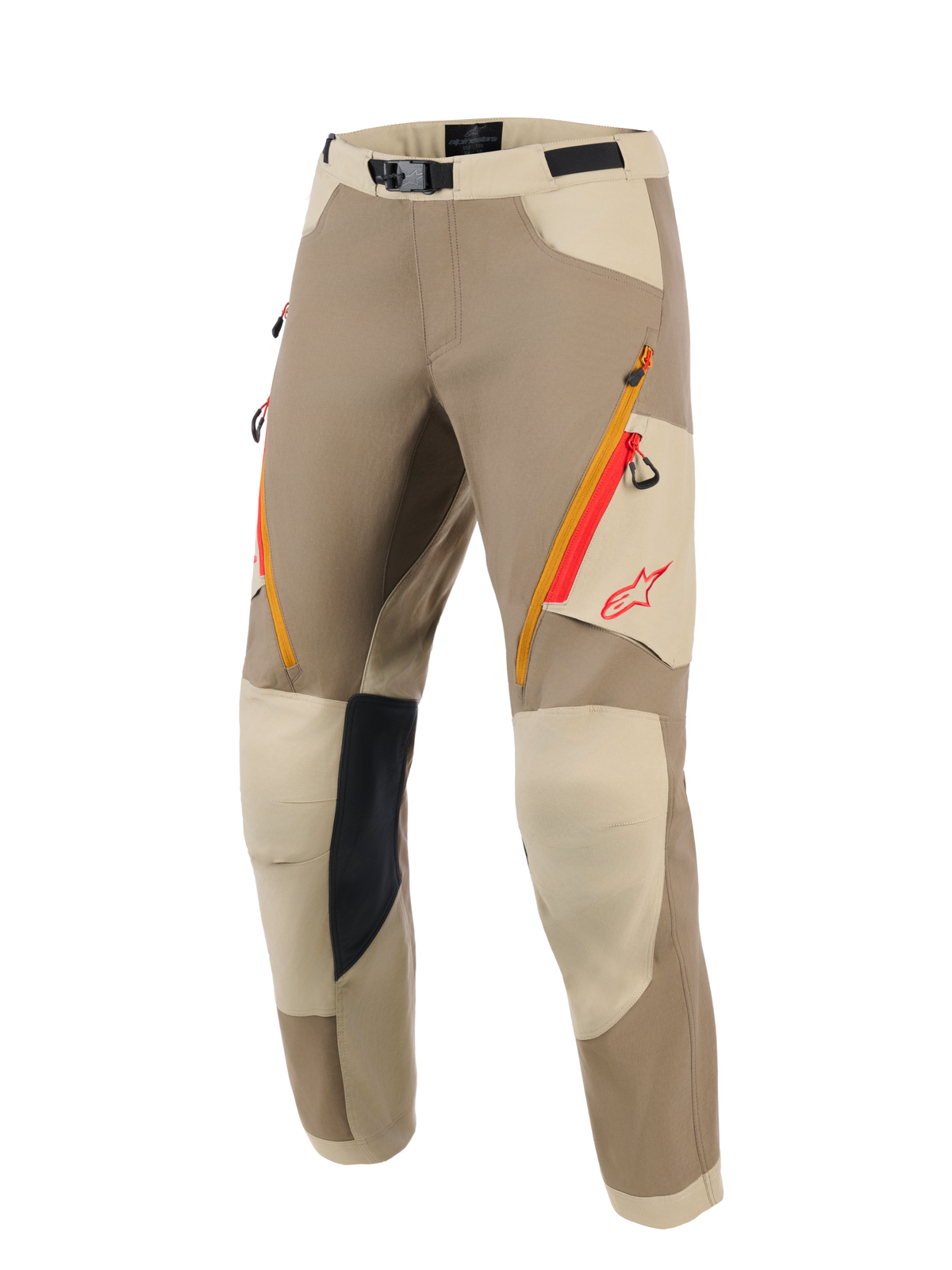 Alpinestars Maxdura Dual Pants, pantaloni da moto adventure, colorazione Walnut e Aluminum, con tasche sulle cosce con zip arancioni e rosse, pannelli rinforzati sulle ginocchia beige chiaro con grip interno nero e logo Alpinestars rosso, progettati per la guida dual-sport