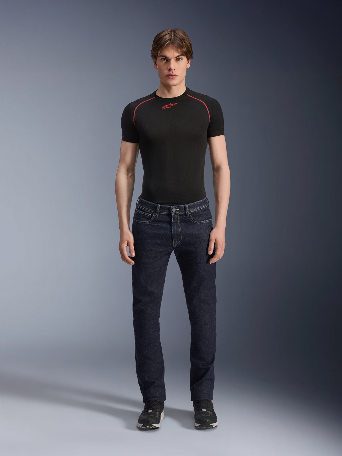 Alpinestars Copper V3 Denim Pants, Rinse Blue, indossati da un modello con base layer nero e sneakers, jeans da moto a gamba dritta, abbigliamento per la guida urbana con vestibilità regular comfort e classico design a cinque tasche