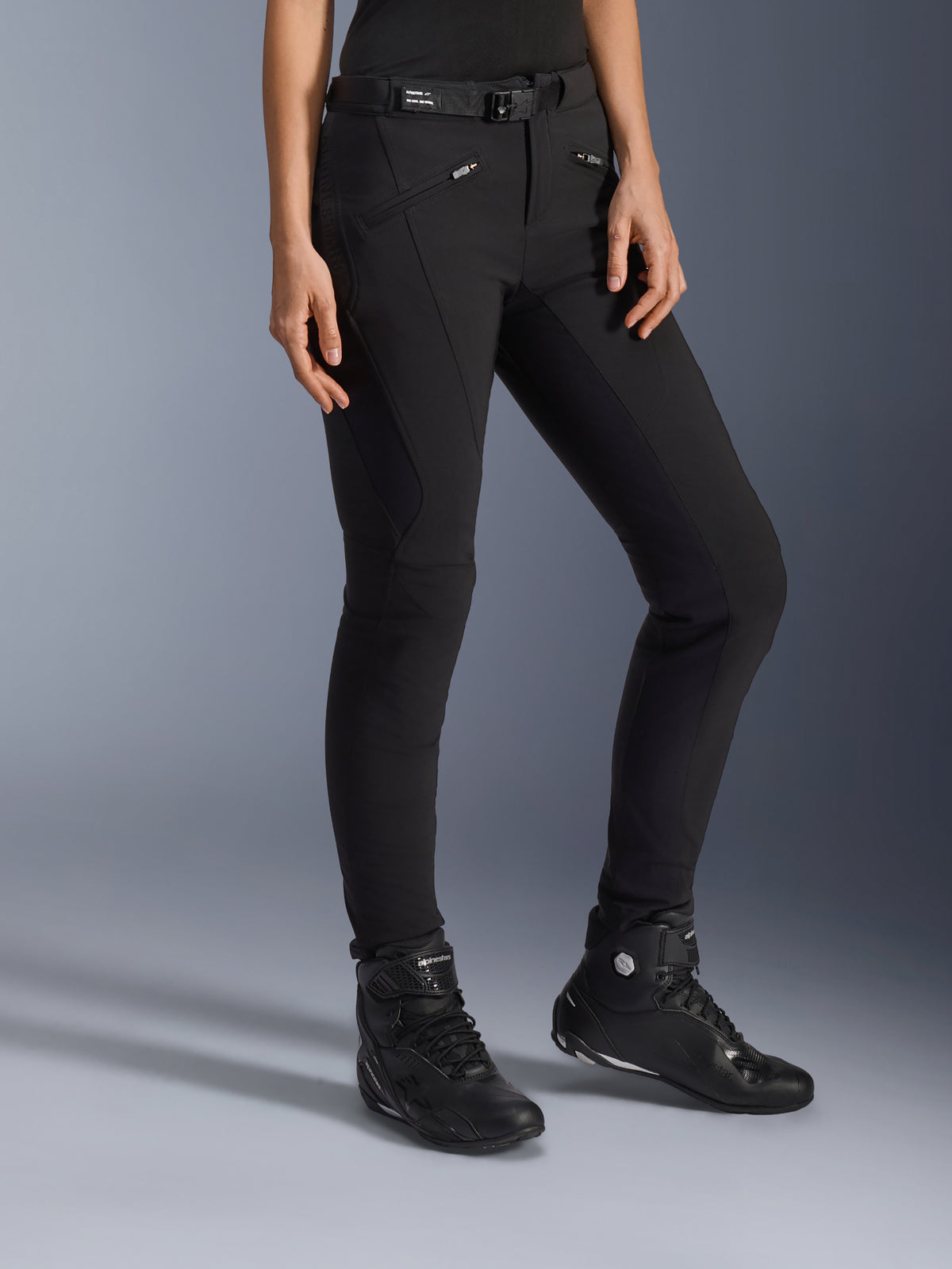 Alpinestars Alamosa Women Pants, pantaloni da moto urban neri, design slim-fit con tasche con cerniera e cintura integrata in vita, abbinati a scarpe da guida alte nere