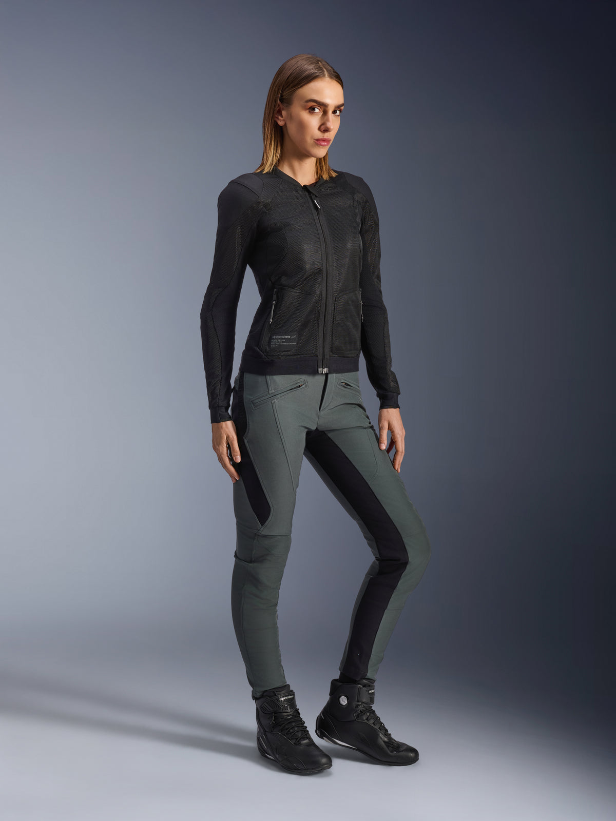 Alpinestars Pantaloni Alamosa, pantaloni da moto slim fit da donna, grigio urbano e nero, in tessuto softshell con inserti elastici, per urban riding.